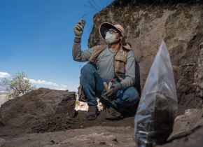 Arqueólogos de la Universidad Nacional San Cristóbal de Huamanga hallaron restos óseos y una piedra tallada en el interior de la emblemática Cueva de Pikimachay (Ayacucho), donde se descubrieron las evidencias más antiguas del hombre en el Perú. ANDINA/Difusión