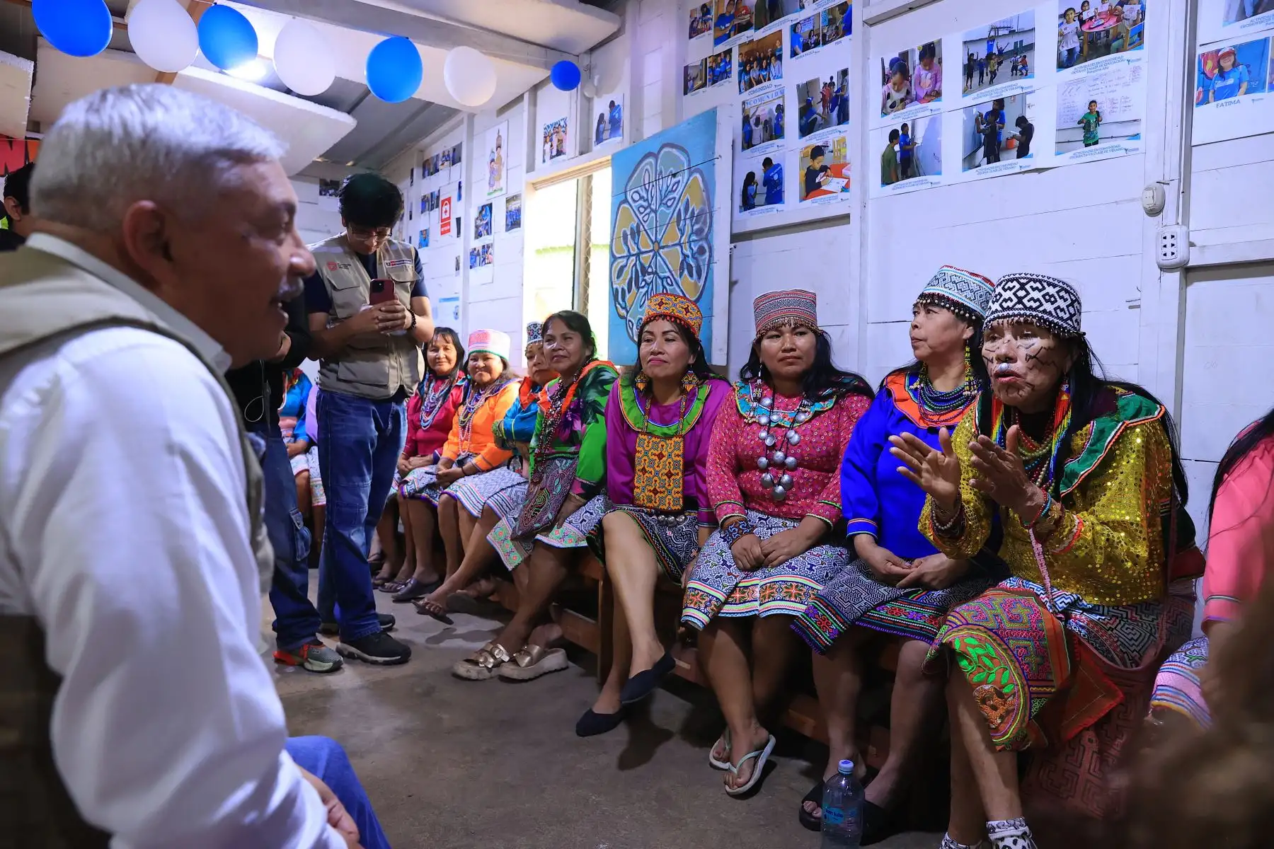 Ministro de Cultura dialoga con mujeres Shipibo-Konibo de Cantagallo sobre sus emprendimientos y propuestas Foto: ANDINA/Braian Reyna