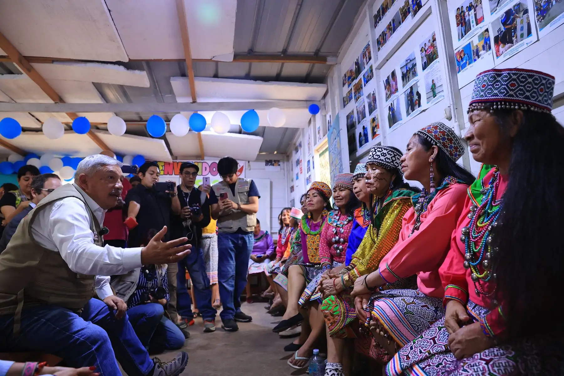 Ministro de Cultura dialoga con mujeres Shipibo-Konibo de Cantagallo sobre sus emprendimientos y propuestas Foto: ANDINA/Braian Reyna