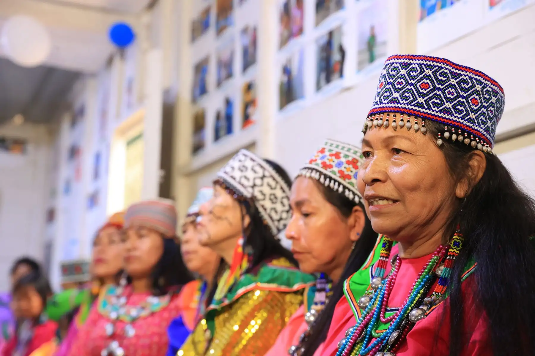 Mujeres Shipibo-Konibo de Cantagallo participaron en un encuentro con el ministro de Cultura, Alberto Beingolea Delgado, donde compartieron sus experiencias como emprendedoras, así como sus iniciativas y propuestas para fortalecer sus actividades y preservar la identidad cultural de su comunidad.
Foto: ANDINA/Braian Reyna