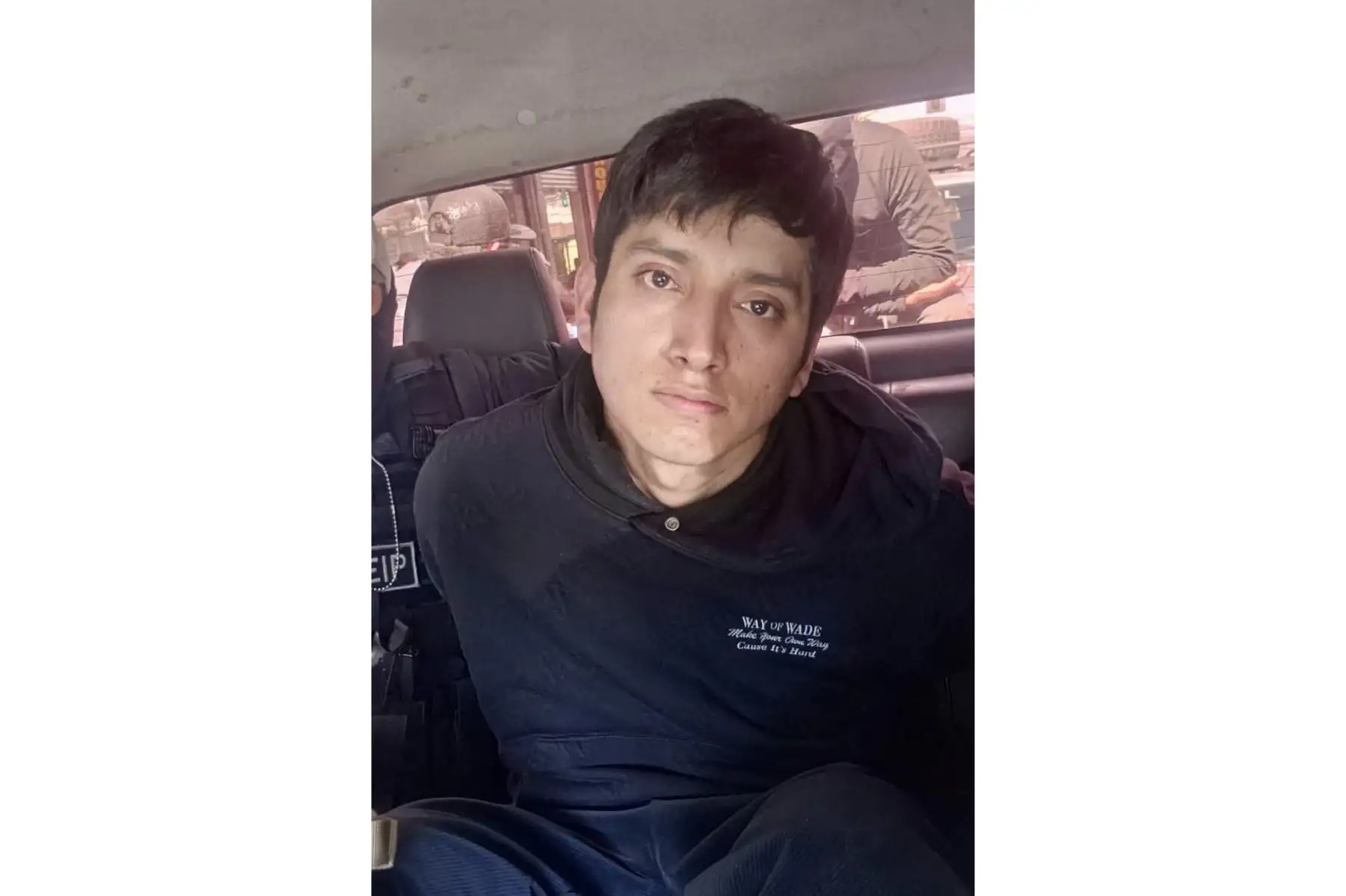 El Mininter, a través de la Superintendencia Nacional de Migraciones del Perú y en coordinación con las autoridades bolivianas, concretó el retorno al país de Jhonsson Smith Cruz Torres, alias “Jhonsson Pulpo”. 
El cabecilla de “Los Pulpos” y su cómplice quedaron bajo custodia de la Policía Nacional del Perú. Foto: ANDINA/Difusión