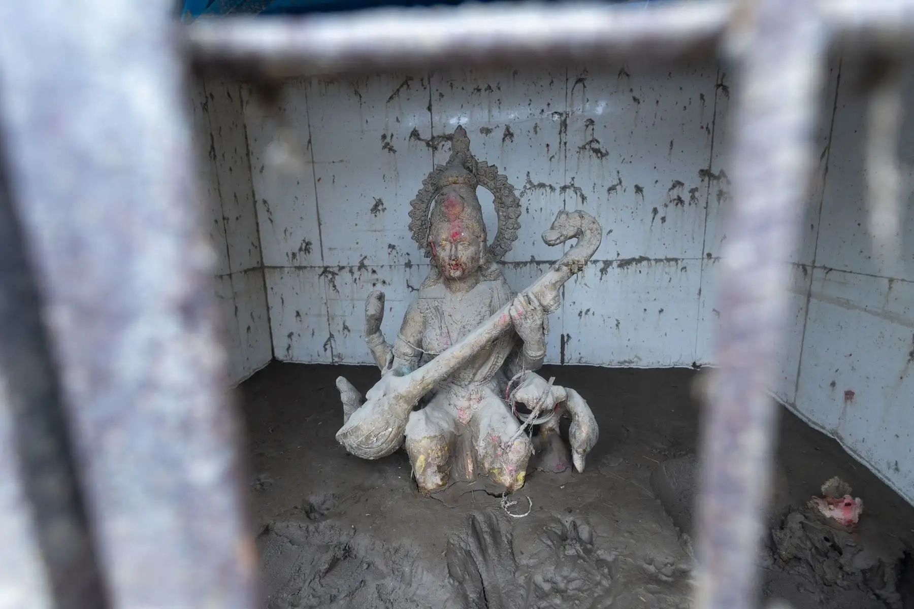 La imagen de la deidad Saraswati —diosa del conocimiento, la música, las artes, la sabiduría y la palabra— yace sumergida en el barro en la Escuela Secundaria Shree Bageshwari (también conocida como Bageswari Madhyamik Vidhyalaya) tras una catastrófica inundación por el desbordamiento de un lago glaciar en Baireni Bazar, distrito de Dhading, Nepal. Foto: EFE