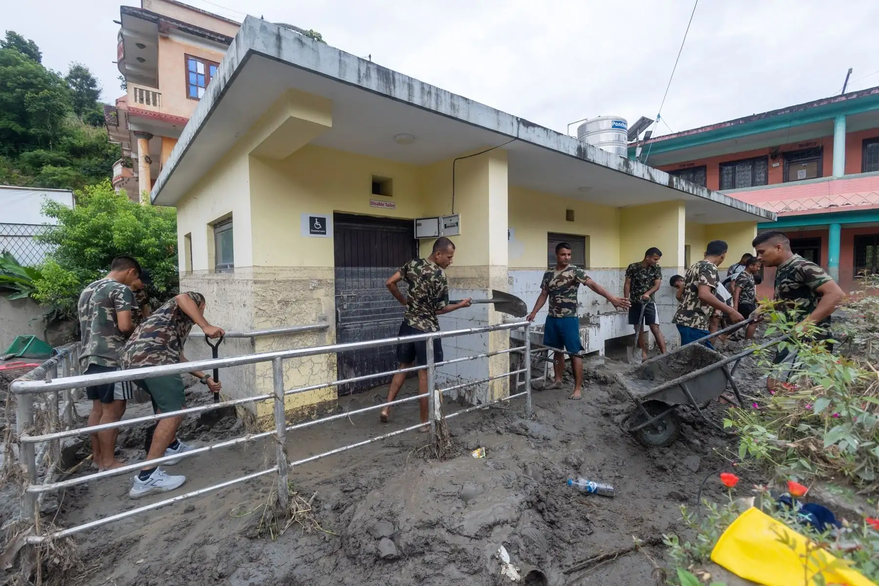 Miembros del Ejército de Nepal retiran con palas el barro de la Escuela Secundaria Shree Bageshwari —también conocida como Bageswari Madhyamik Vidhyalaya— tras una catastrófica inundación por el desbordamiento de un lago glaciar en Baireni Bazar, distrito de Dhading, Nepal. Foto: EFE