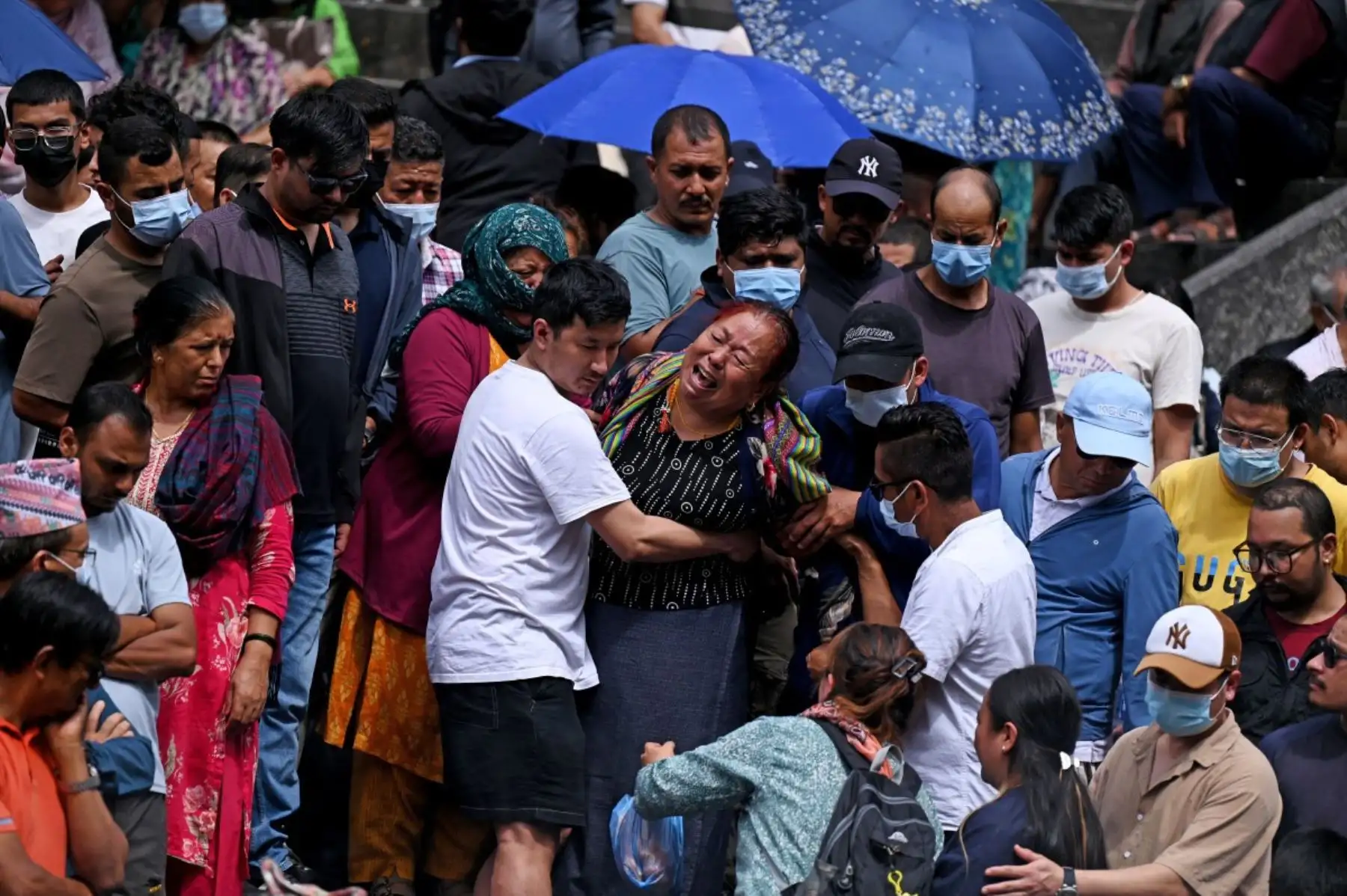 Familiares guardan duelo durante los funerales simbólicos celebrados el 2 de septiembre de 2026 en el templo de Pashupatinath, en Katmandú, por las víctimas de las inundaciones que aún permanecen desaparecidas; en la ceremonia se incineraron efigies hechas de hierba *kush*, siguiendo los ritos hindúes nepalíes. Foto: AFP