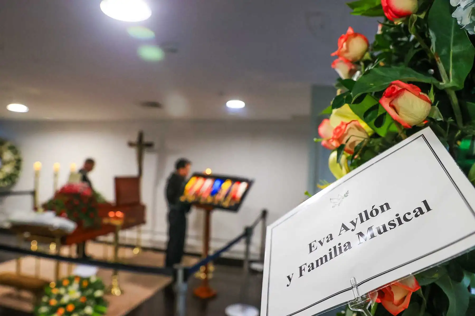Arreglos florales enviados por artistas acompañan el velatorio de Edith Barr, reconocida como la “Flor Morena de la Canción Criolla”. Foto: ANDINA/ Braian Reyna