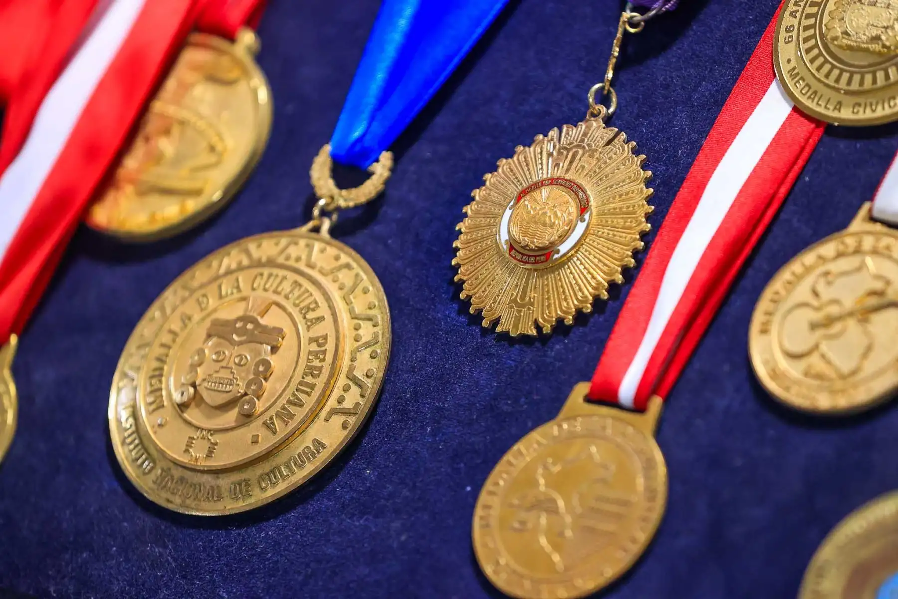 Reconocimientos y medallas recibidos por Edith Barr durante su trayectoria artística son exhibidos en el lugar donde se realiza su velatorio. Foto: ANDINA/ Braian Reyna