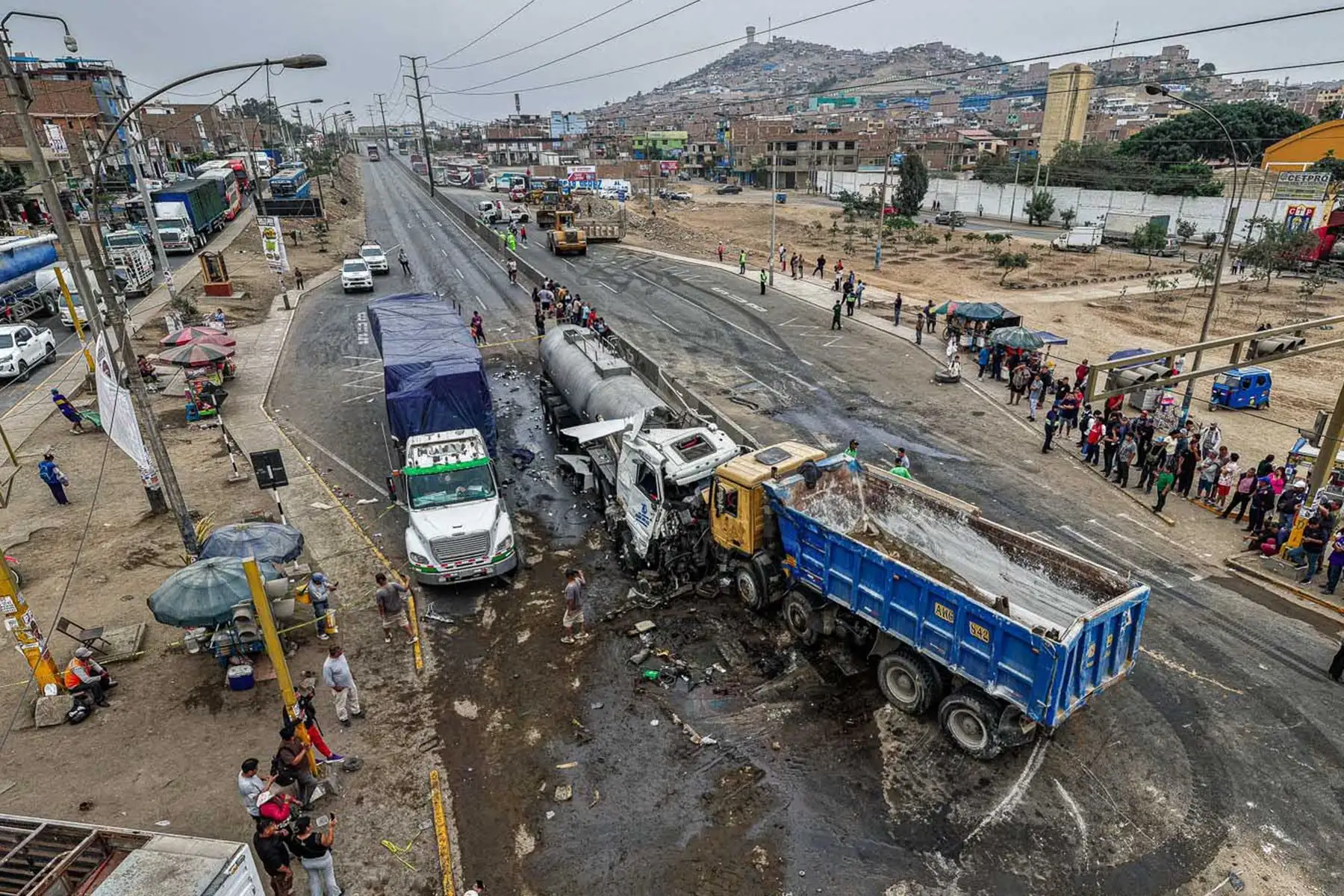Choque múltiple en la Panamericana Norte, a la altura del paradero Hogar, en Puente Piedra, dejó una persona fallecida y generó una intensa congestión vehicular. Foto: ANDINA/Braian Reyna
