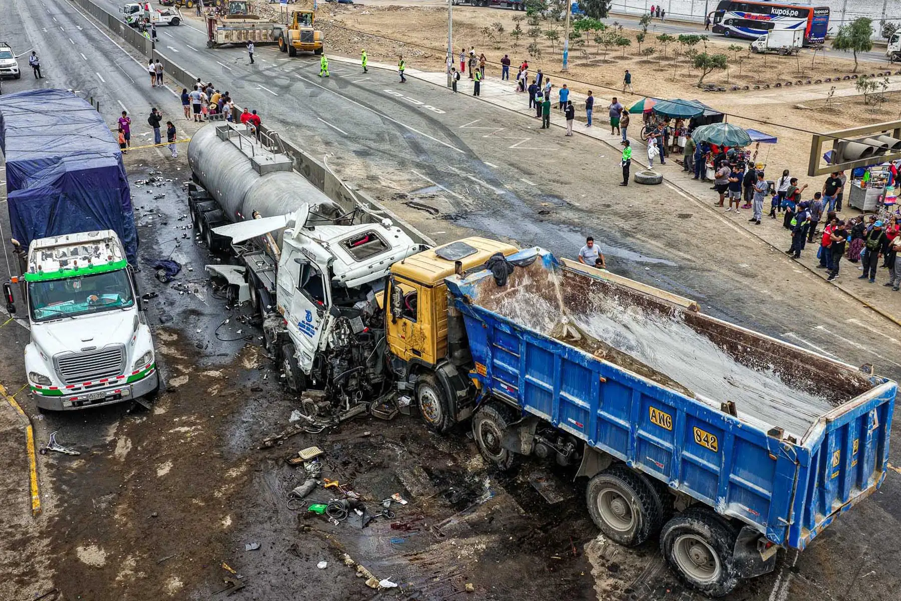 Seis vehículos estuvieron involucrados en el accidente registrado en el kilómetro 37.5 de la Panamericana Norte, en Puente Piedra. Foto: ANDINA/Braian Reyna