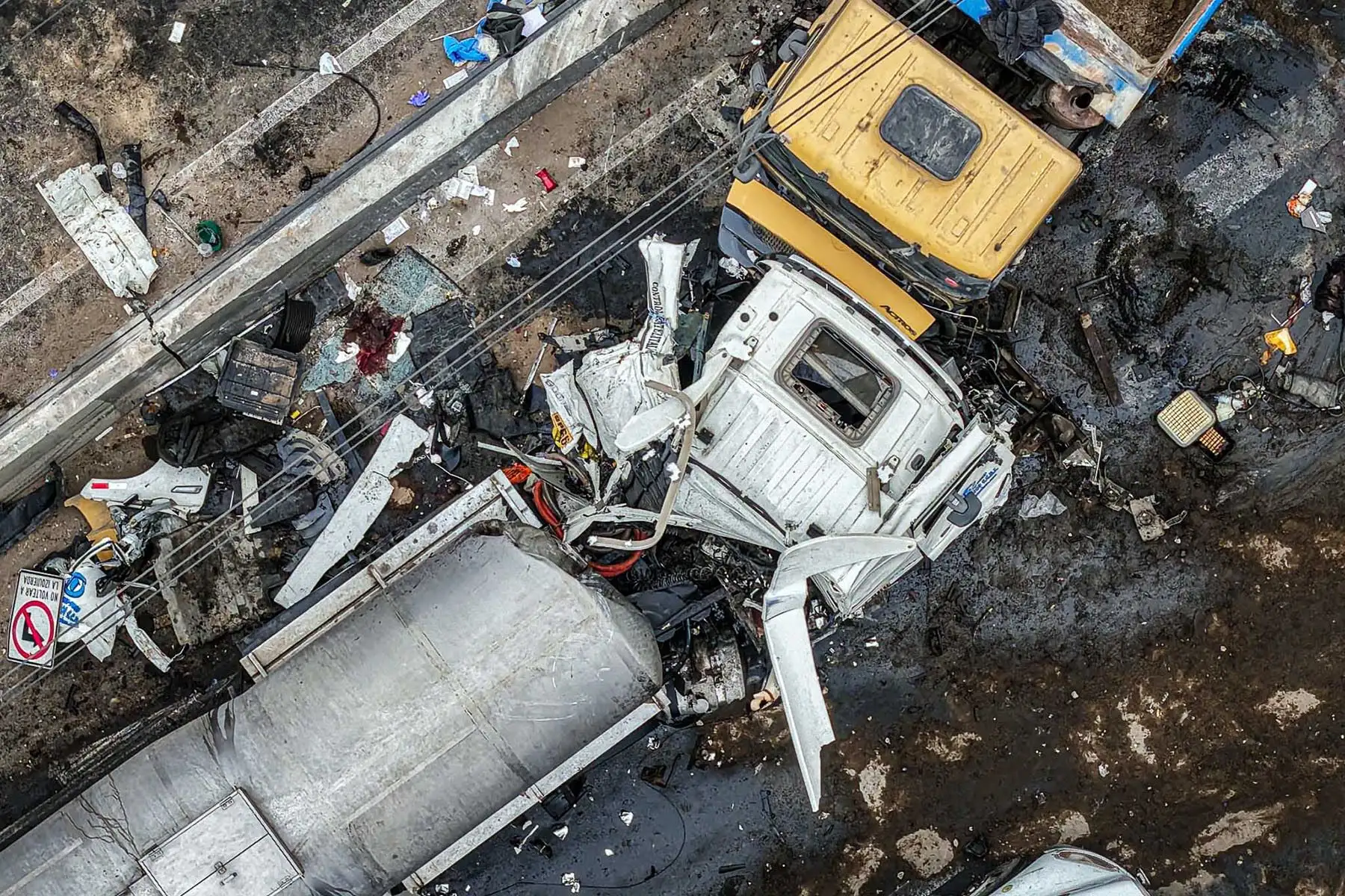 Bomberos y agentes de la Policía Nacional acudieron al lugar del accidente para atender la emergencia y retirar los vehículos siniestrados. Foto: ANDINA/Braian Reyna