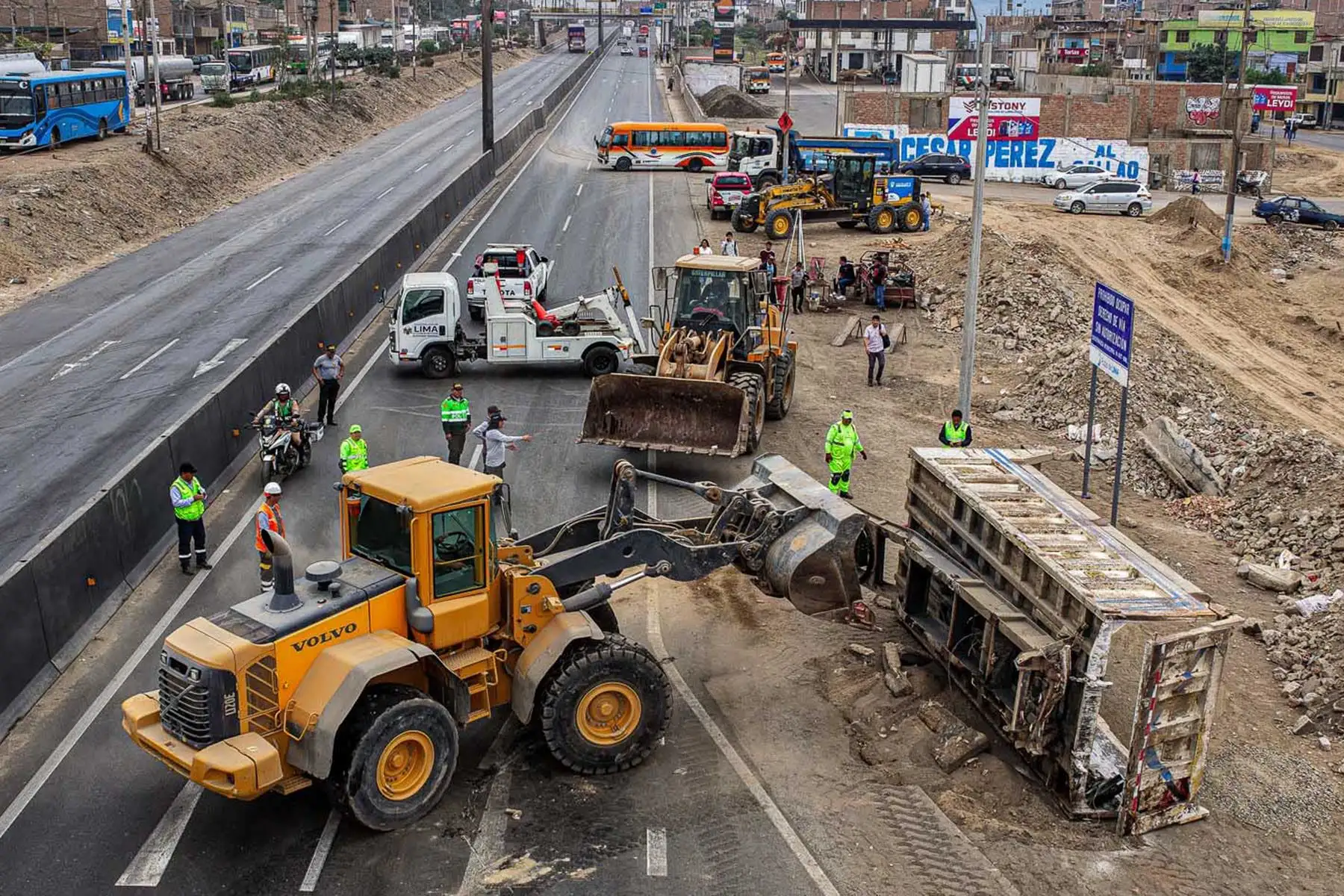 Restos y autopartes quedaron esparcidos sobre la Panamericana Norte tras el choque múltiple que involucró a seis vehículos. Foto: ANDINA/Braian Reyna