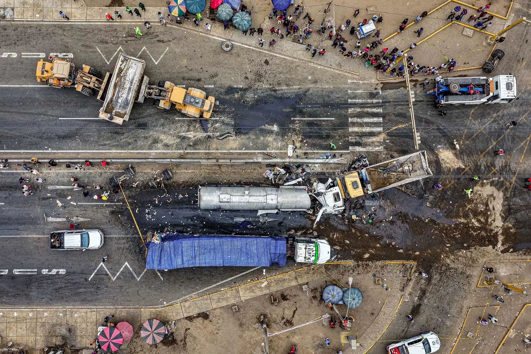 Restos y autopartes quedaron esparcidos sobre la Panamericana Norte tras el choque múltiple que involucró a seis vehículos. Foto: ANDINA/Braian Reyna