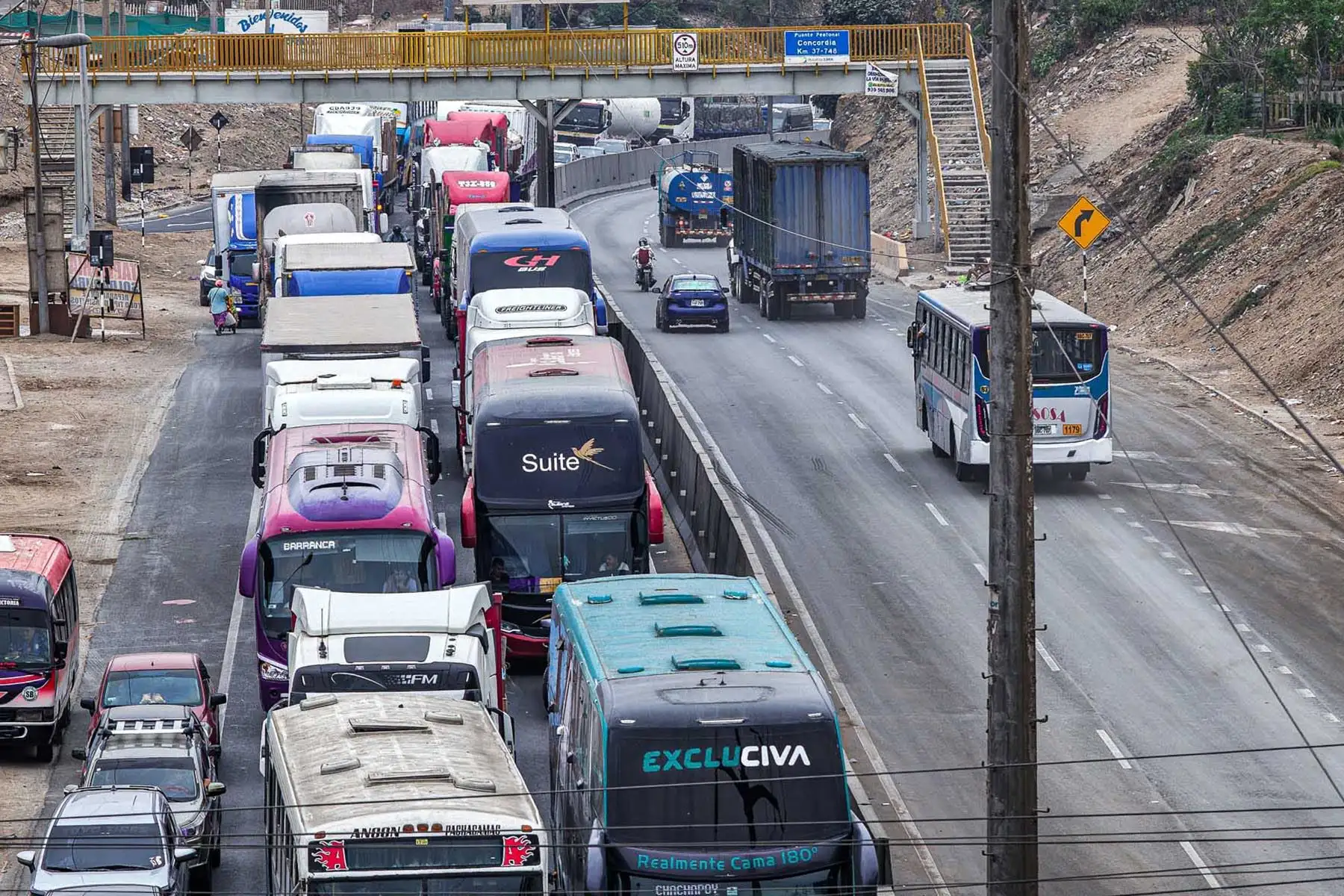 La vía principal de la Panamericana Norte permanece restringida mientras se realizan las labores de atención de la emergencia y retiro de los vehículos involucrados. Foto: ANDINA/Braian Reyna