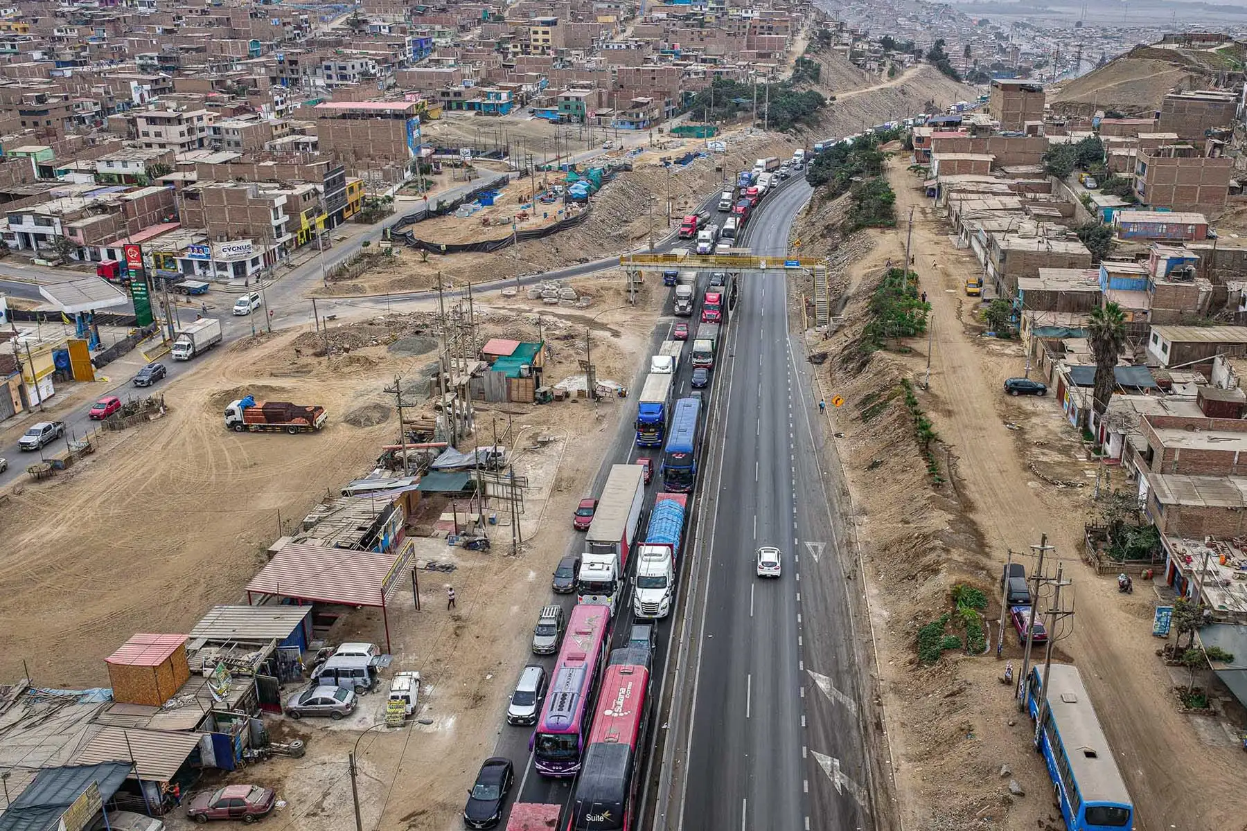 La vía principal de la Panamericana Norte permanece restringida mientras se realizan las labores de atención de la emergencia y retiro de los vehículos involucrados. Foto: ANDINA/Braian Reyna