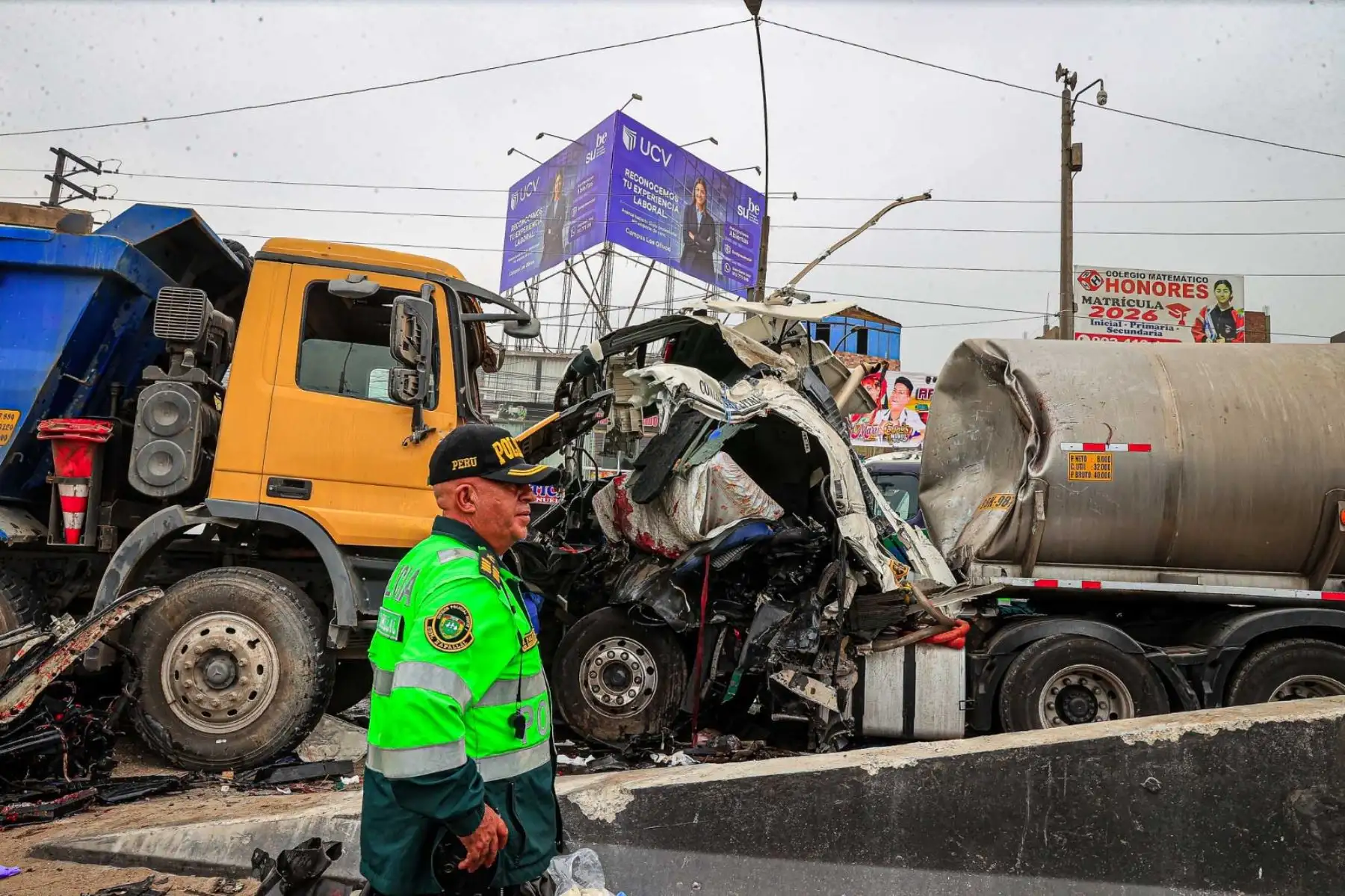 Bomberos y agentes de la Policía Nacional acudieron al lugar del accidente para atender la emergencia y retirar los vehículos siniestrados. Foto: ANDINA/Braian Reyna