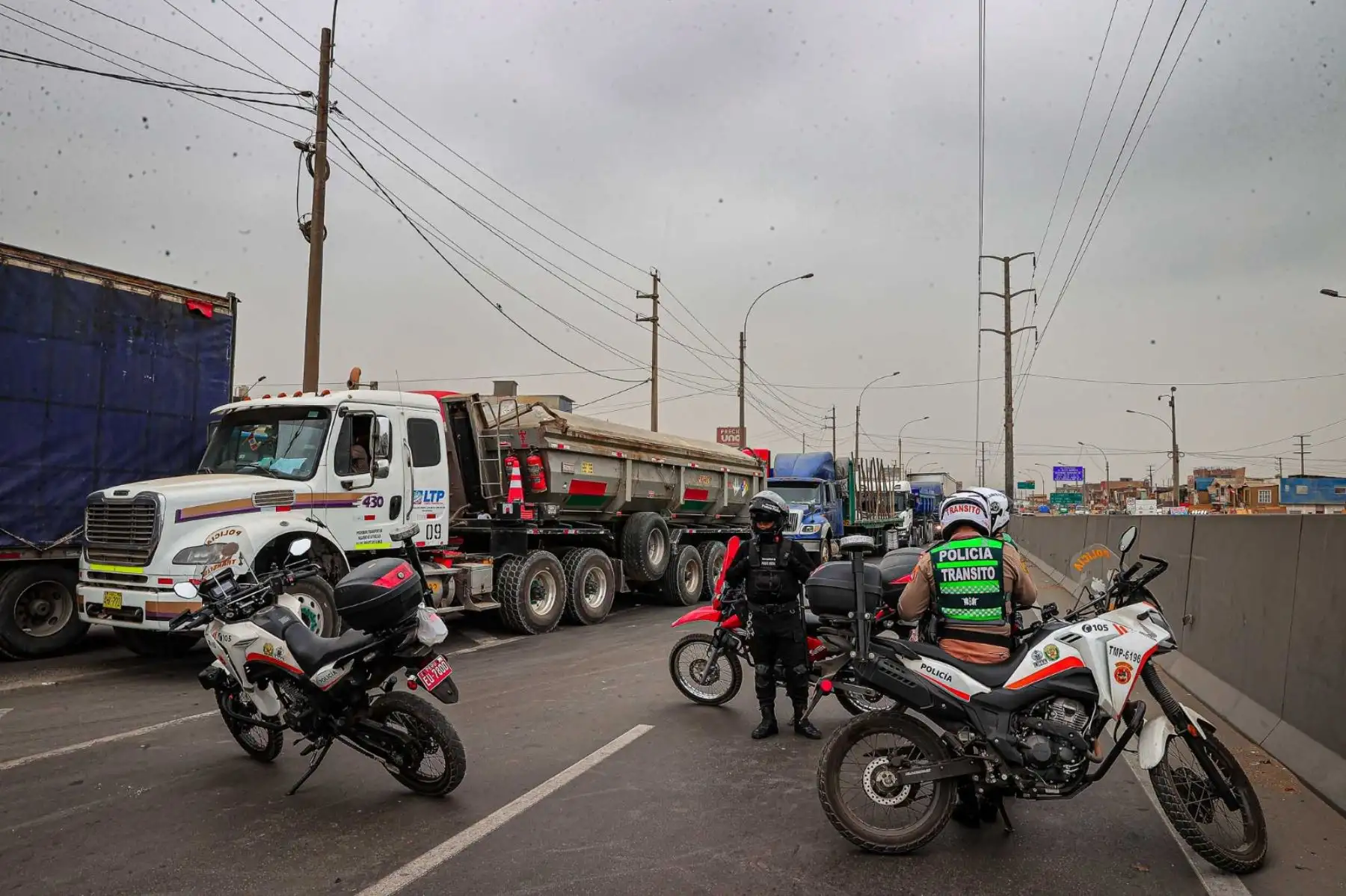 La vía principal de la Panamericana Norte permanece restringida mientras se realizan las labores de atención de la emergencia y retiro de los vehículos involucrados. Foto: ANDINA/Braian Reyna