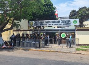 El Comando de la Región Policial La Libertad dispuso reforzar las medidas de seguridad de las instalaciones del Complejo Policial Daniel Alcides Vigo Hurtado, donde opera la Divincri de Trujillo tras la captura de cinco presuntos implicados en el secuestro y asesinato múltiple en Trujillo. Foto: Luis Puell
