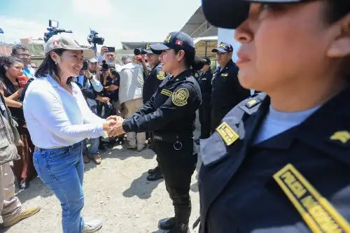 En Piura, la mandataria lideró la entrega de motobombas a municipalidades provinciales y distritales y realizó visita inopinada a una comisaría