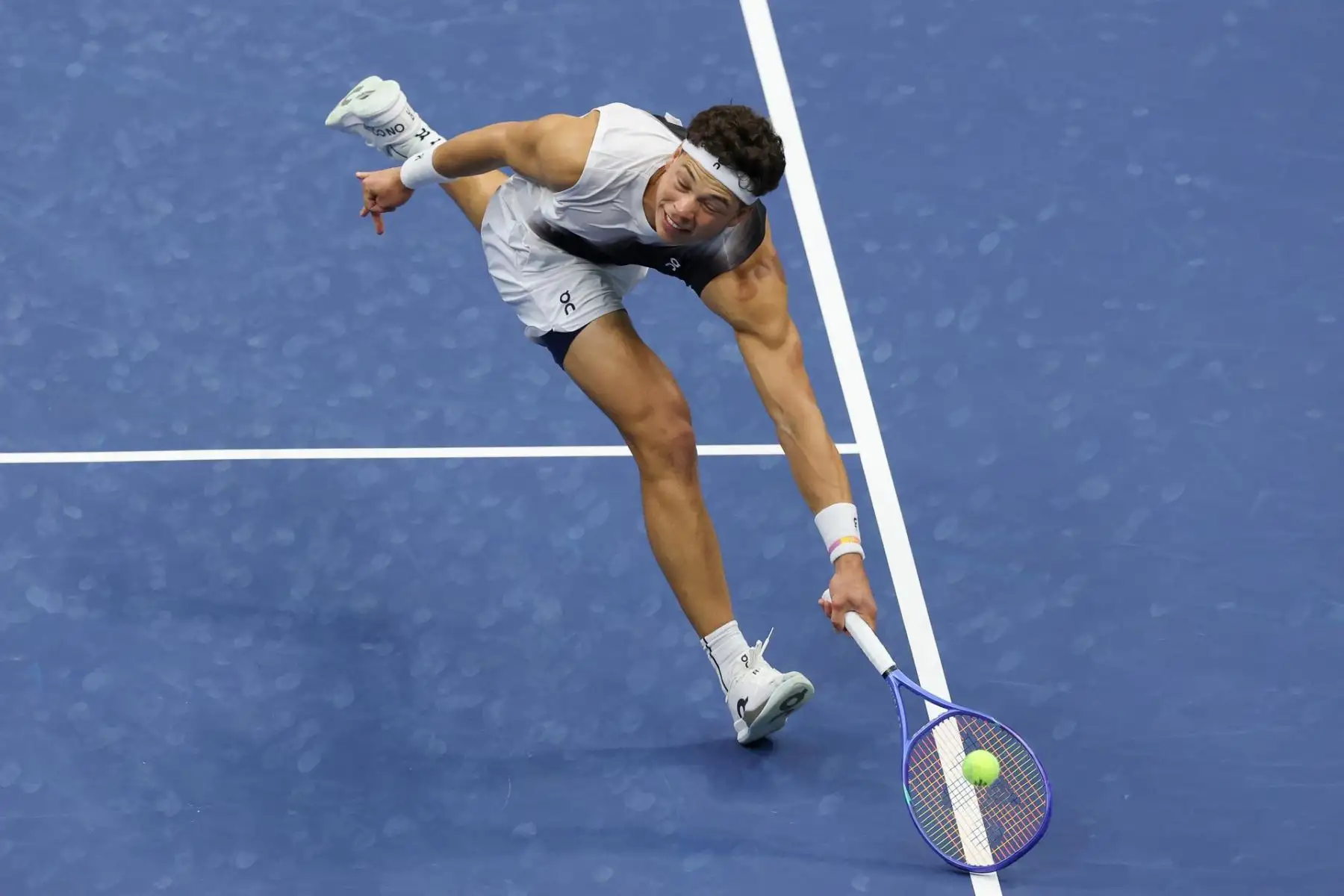 El estadounidense Ben Shelton en acción contra el polaco Hubert Hurkacz durante el partido de segunda ronda del cuadro individual masculino del Abierto de Estados Unidos de tenis en Flushing Meadows, Nueva York, EE. UU., el 2 de septiembre de 2026. (Tenis, Polonia, Nueva York)
 Foto: EFE