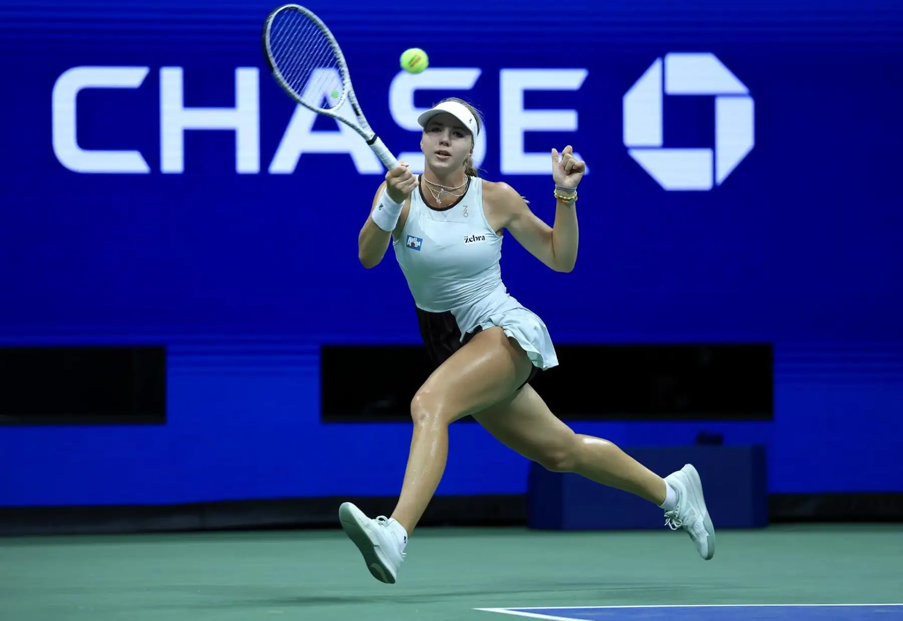 La rusa Polina Iatcenko en acción contra la bielorrusa Aryna Sabalenka durante su partido de segunda ronda del cuadro individual femenino en el Abierto de Estados Unidos de tenis en Flushing Meadows, Nueva York, EE. UU., el 2 de septiembre de 2026. (Tenis, Bielorrusia, Rusia, Nueva York)
 Foto: EFE