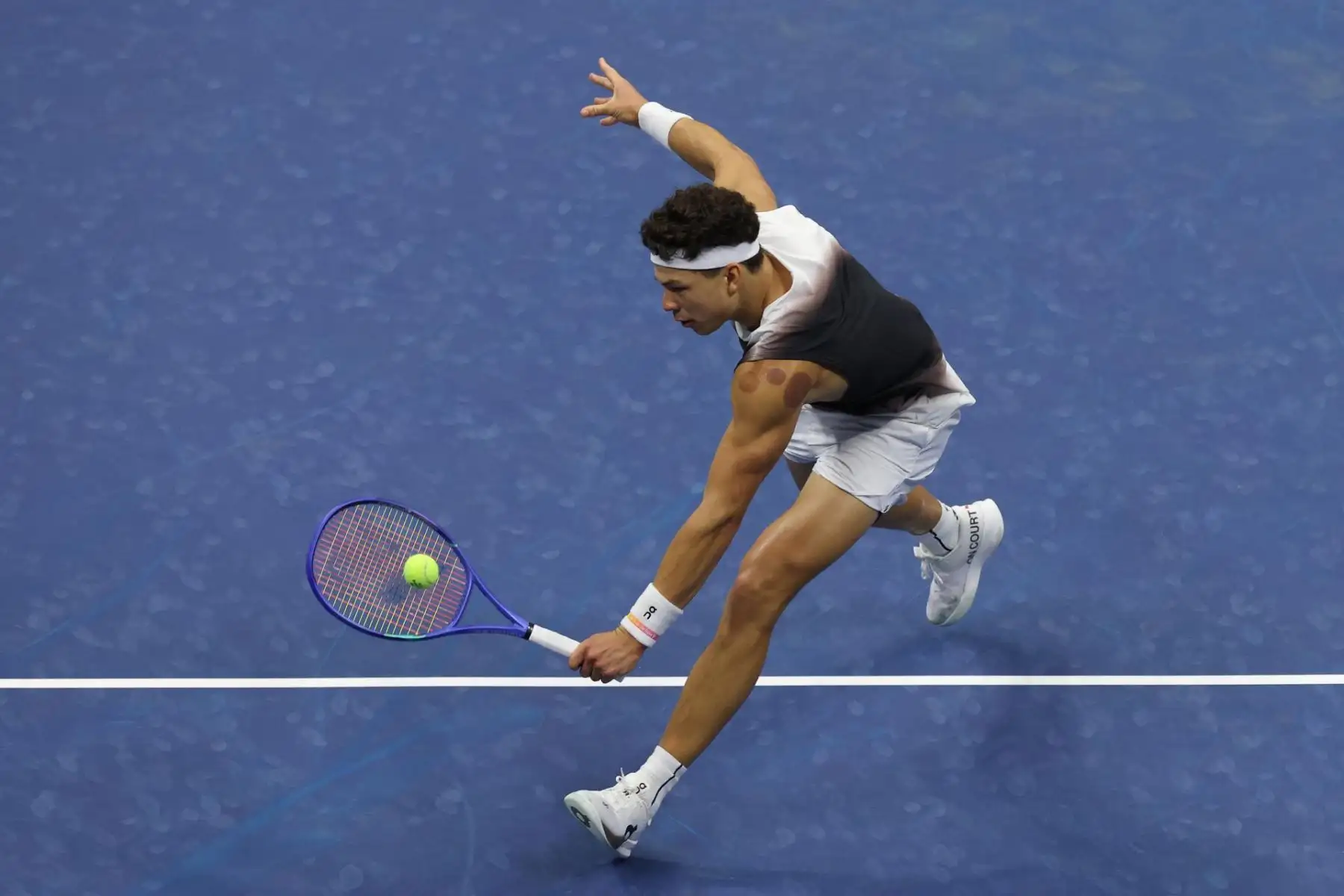 El estadounidense Ben Shelton en acción contra el polaco Hubert Hurkacz durante el partido de segunda ronda del cuadro individual masculino del Abierto de Estados Unidos de tenis en Flushing Meadows, Nueva York, EE. UU., el 2 de septiembre de 2026. (Tenis, Polonia, Nueva York)
 Foto: EFE