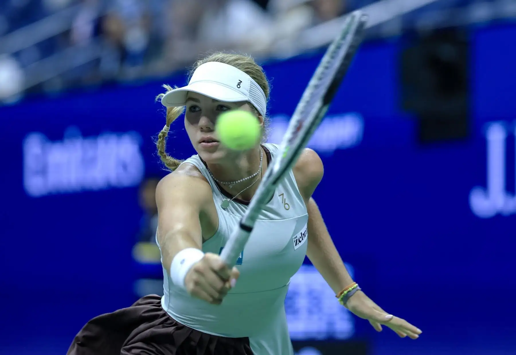 La rusa Polina Iatcenko en acción contra la bielorrusa Aryna Sabalenka durante su partido de segunda ronda del cuadro individual femenino en el Abierto de Estados Unidos de tenis en Flushing Meadows, Nueva York, EE. UU., el 2 de septiembre de 2026. (Tenis, Bielorrusia, Rusia, Nueva York)
 Foto: EFE