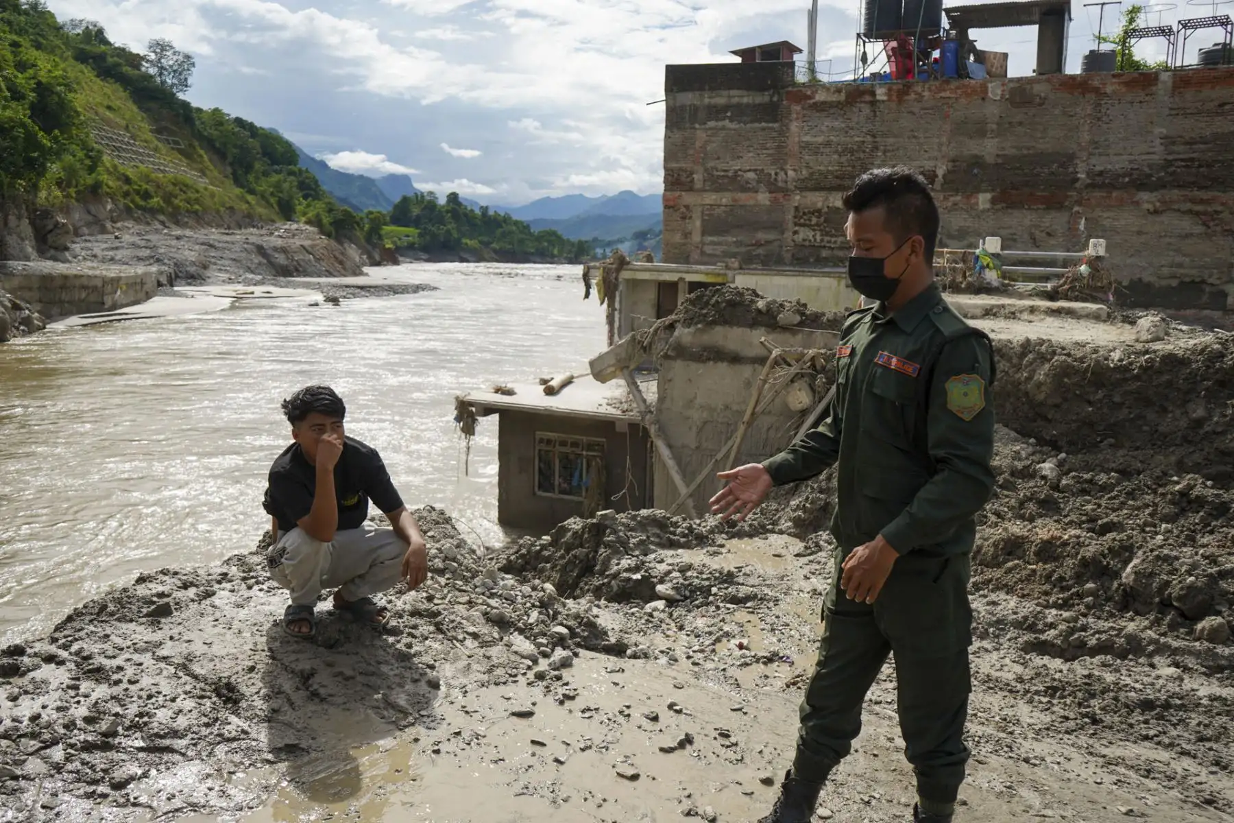 Vista de la situación que se vive este miércoles en Devighat (Nepal), uno de los pueblos afectados por la avalancha de agua y rocas. Al menos 1.225 personas han muerto y 4.757 siguen desaparecidas en Nepal y China al cumplirse una semana de la devastadora riada que arrasó la frontera entre ambos países, según los últimos balances oficiales actualizados este miércoles. Foto: EFE