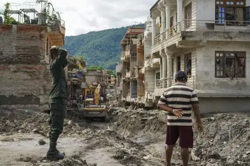 Nepal y China elevan a 1.225 los muertos al cumplirse una semana de operaciones tras riada