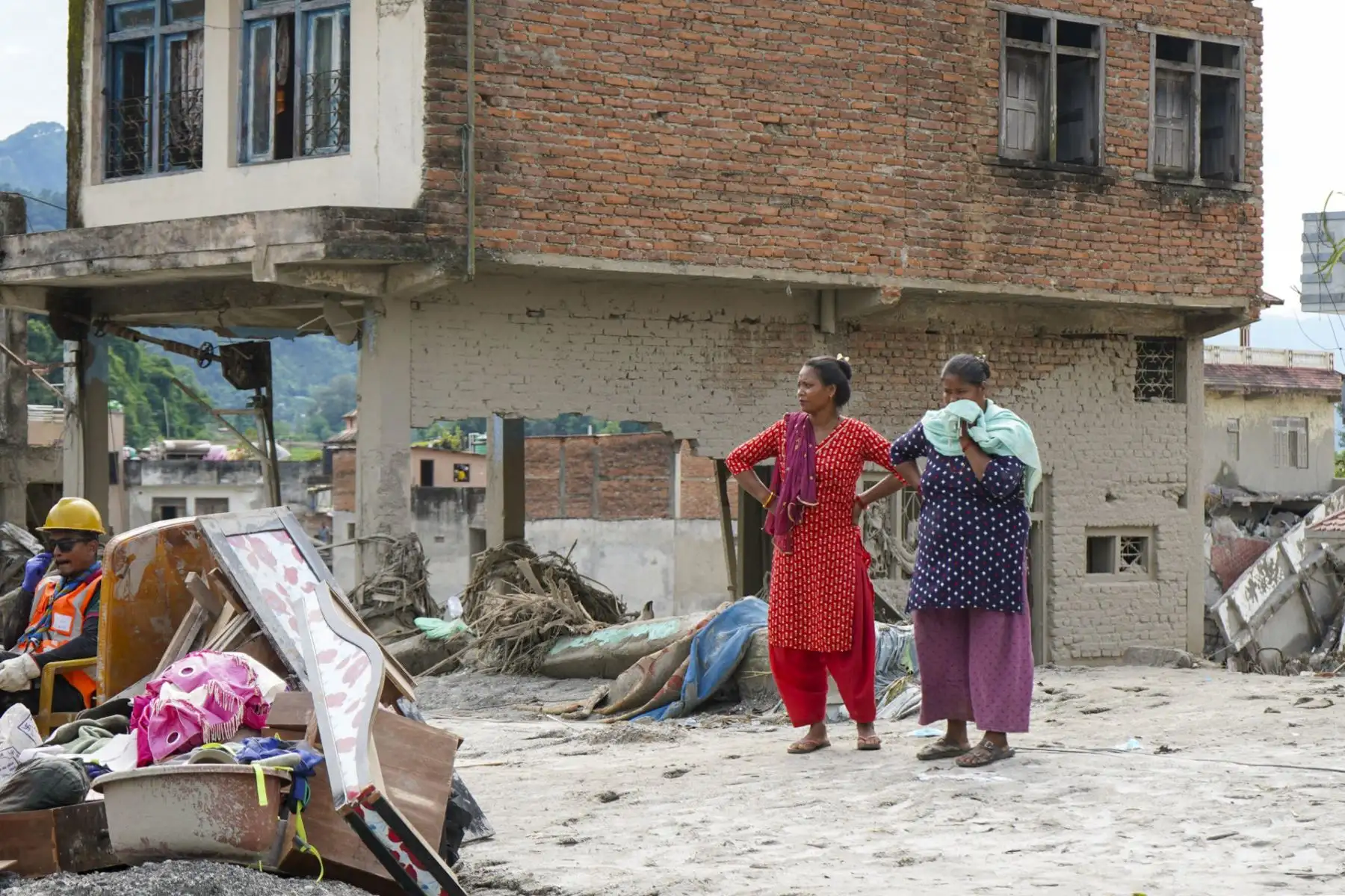 Vista de la situación que se vive este miércoles en Devighat (Nepal), uno de los pueblos afectados por la avalancha de agua y rocas. Al menos 1.225 personas han muerto y 4.757 siguen desaparecidas en Nepal y China al cumplirse una semana de la devastadora riada que arrasó la frontera entre ambos países, según los últimos balances oficiales actualizados este miércoles.  Foto: EFE