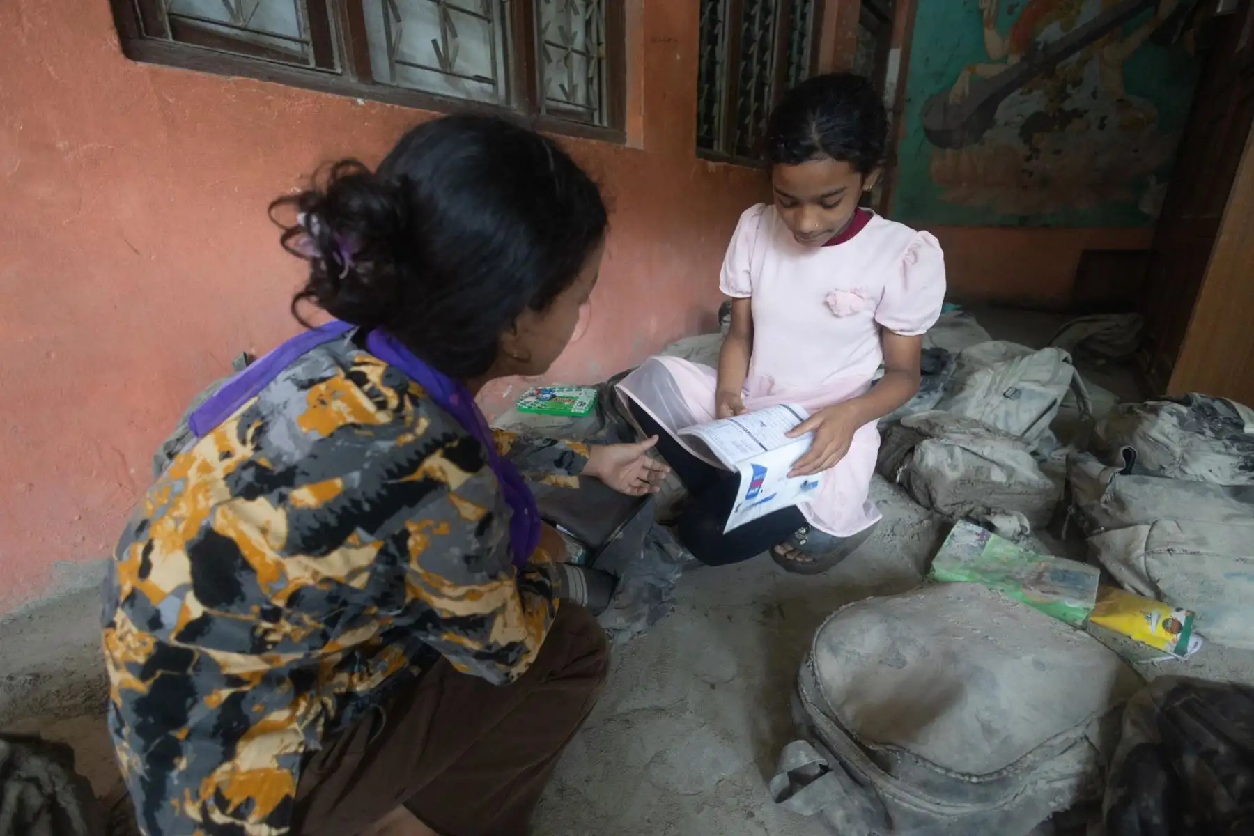 Los escolares (de izquierda a derecha) Prasamsha Magarati, de 13 años, y Binita Namtel, de 11, inspeccionan sus libros de texto dentro de la escuela secundaria Shree Bageshwari, también conocida como Bageswari Madhyamik Vidhyalaya, luego de una catastrófica inundación de un lago glacial en Baireni Bazar, distrito de Dhading, Nepal, el 31 de agosto de 2026 (publicado el 2 de septiembre de 2026).
 Foto: EFE