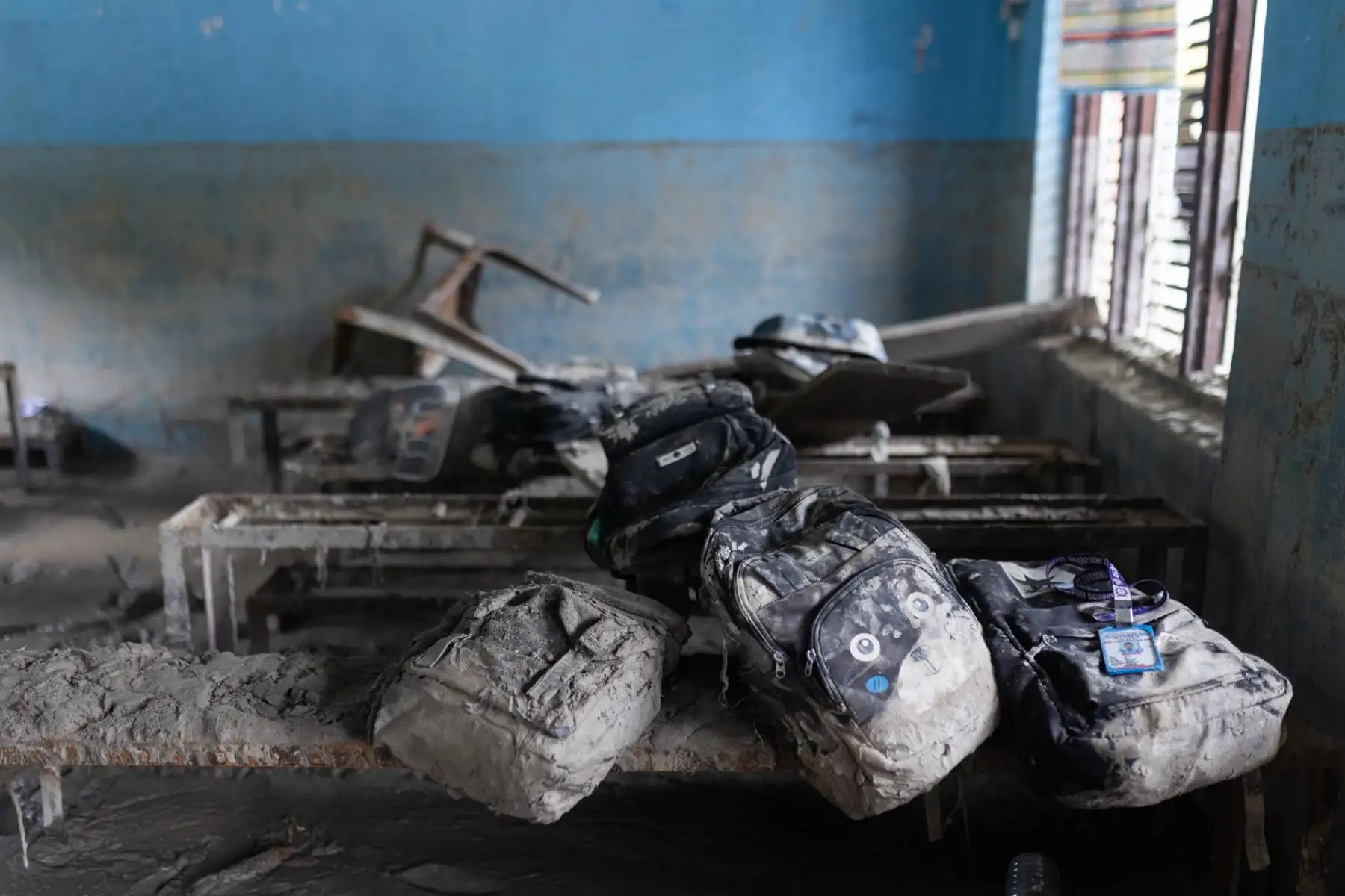Mochilas escolares cubiertas de barro en el interior de un aula de la Escuela Secundaria Bageshwari (también conocida como Bageswari Madhyamik Vidhyalaya) tras una catastrófica inundación por el desbordamiento de un lago glaciar en Baireni Bazar, distrito de Dhading, Nepal, el 31 de agosto de 2026 (difundido el 2 de septiembre de 2026). Los alumnos se encontraban en la escuela cuando se produjo la inundación y regresaron para recoger las pertenencias que habían dejado atrás. Foto: EFE
