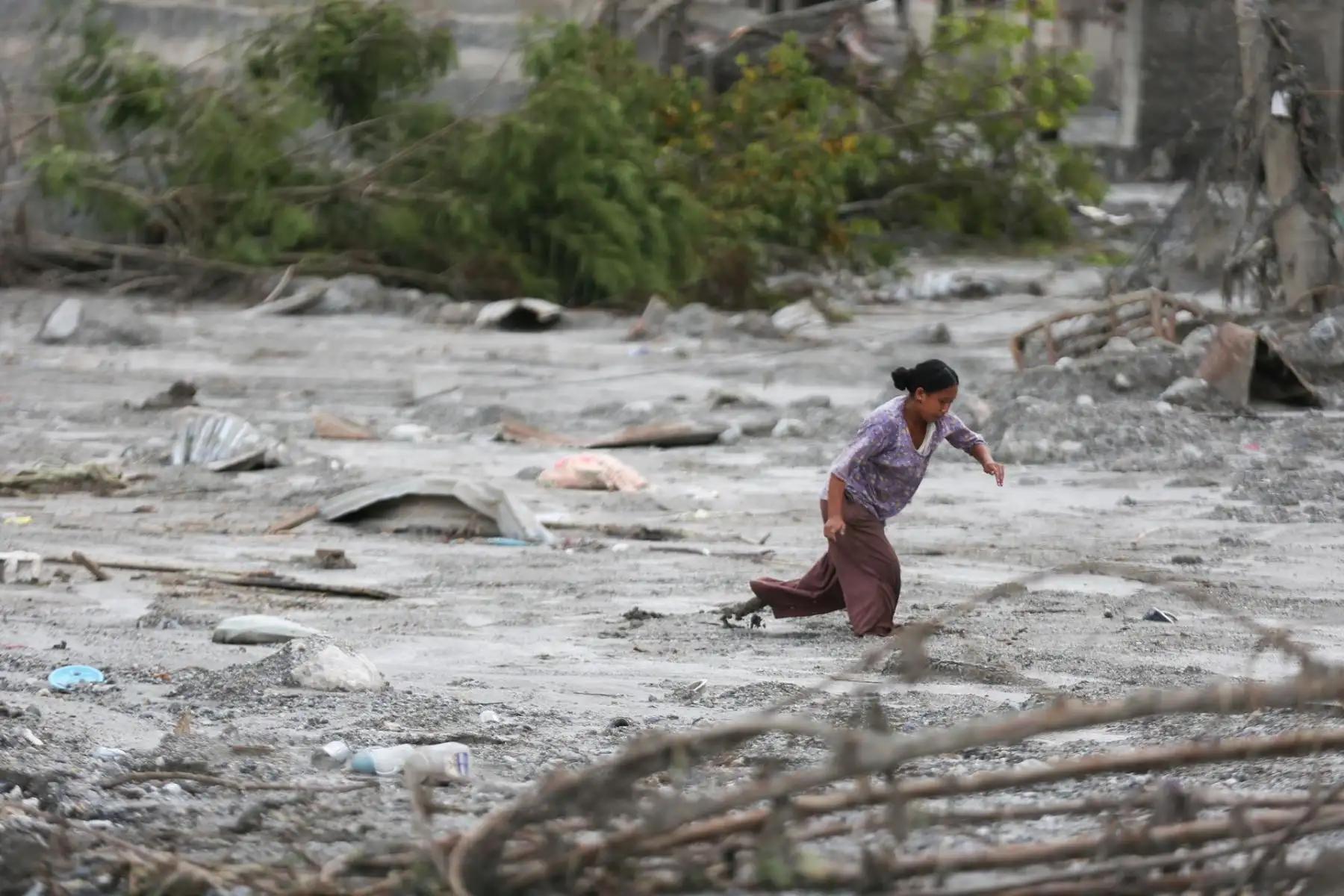 Una mujer camina por el barro en una comunidad afectada por una inundación de origen glaciar cerca de la frontera entre Nepal y China —suceso que causó cientos de muertes— en Trishuli Bazar, Nuwakot, Nepal, el 31 de agosto de 2026 (publicado el 2 de septiembre de 2026). Foto: EFE