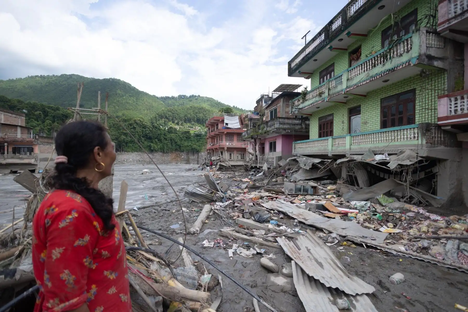Una mujer inspecciona los daños en edificios afectados por una inundación de origen glaciar cerca de la frontera entre Nepal y China —que causó la muerte de cientos de personas— en Trishuli Bazar, Nuwakot, Nepal, el 31 de agosto de 2026 (difundida el 2 de septiembre de 2026).
 Foto: EFE