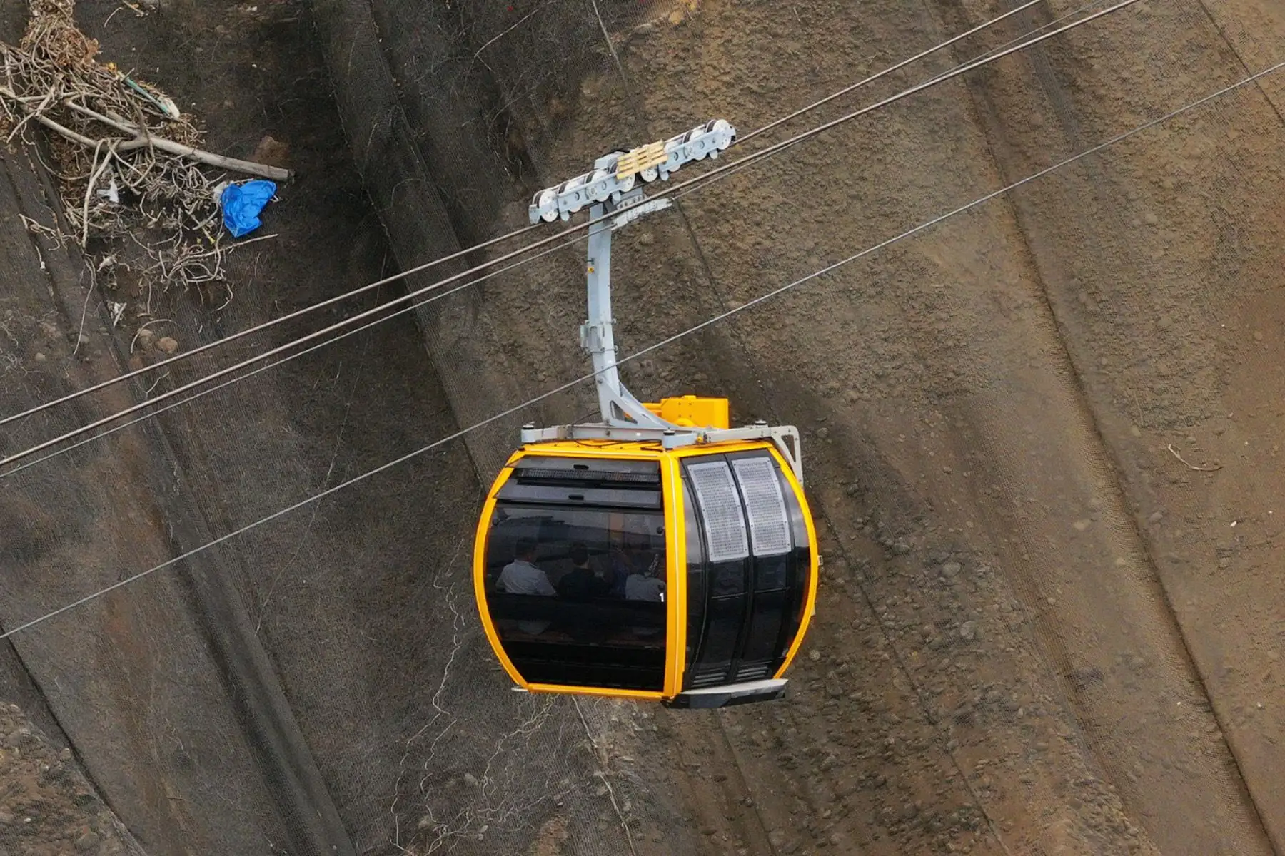 El primer teleférico de Lima se encuentra en etapa de pruebas operativas en Miraflores. La Municipalidad de Miraflores y la empresa Vaivén realizan esta jornada en el Malecón de la Reserva, frente al local del Colegio Médico. Foto: ANDINA/Braian Reyna
