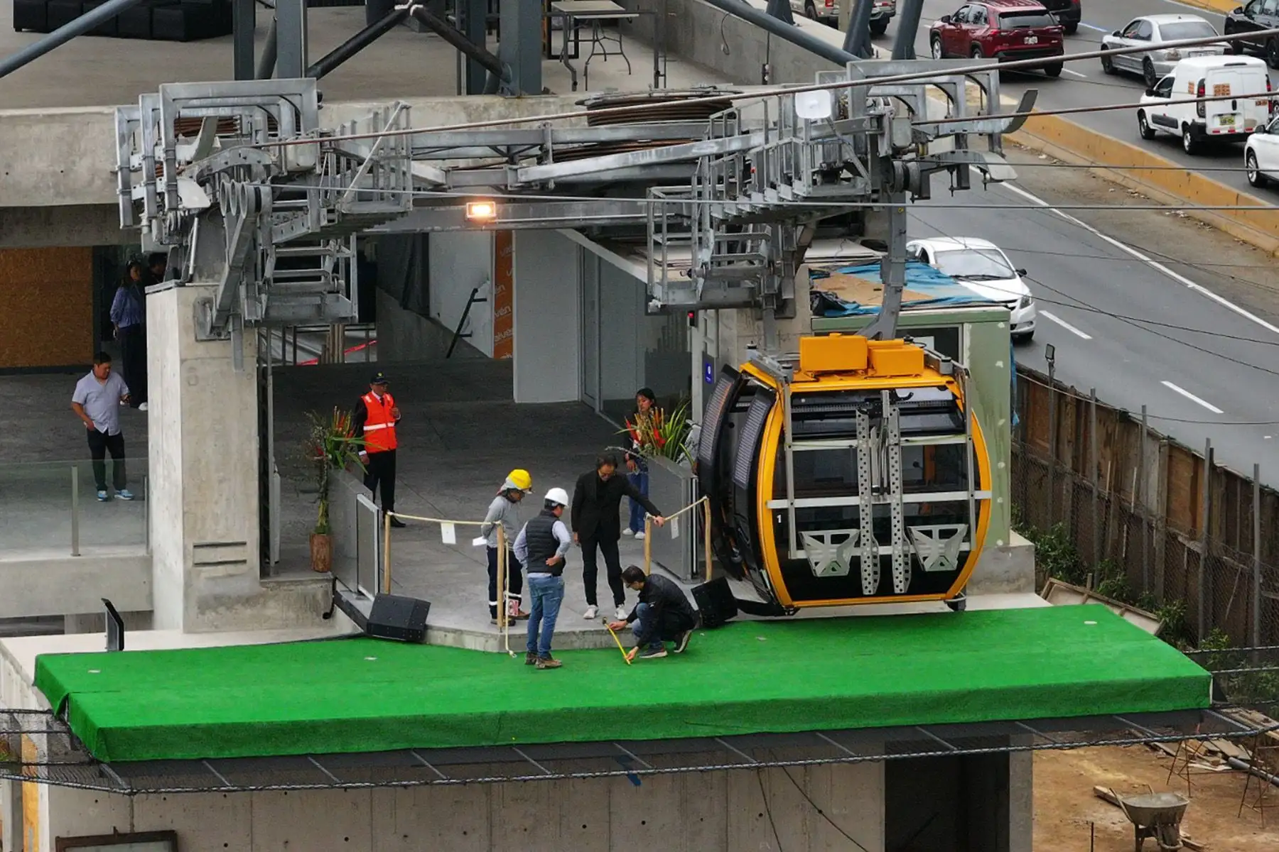 El primer teleférico de Lima se encuentra en etapa de pruebas operativas en Miraflores. La Municipalidad de Miraflores y la empresa Vaivén realizan esta jornada en el Malecón de la Reserva, frente al local del Colegio Médico. Foto: ANDINA/Braian Reyna