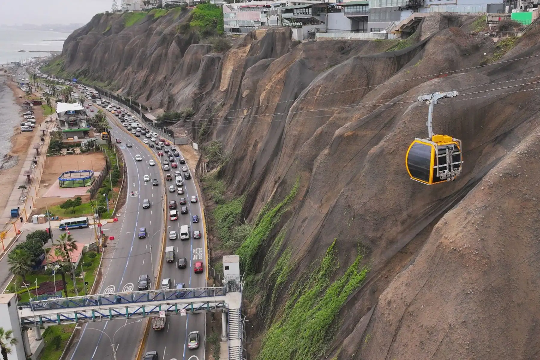 El primer teleférico de Lima se encuentra en etapa de pruebas operativas en Miraflores. La Municipalidad de Miraflores y la empresa Vaivén realizan esta jornada en el Malecón de la Reserva, frente al local del Colegio Médico. Foto: ANDINA/Braian Reyna