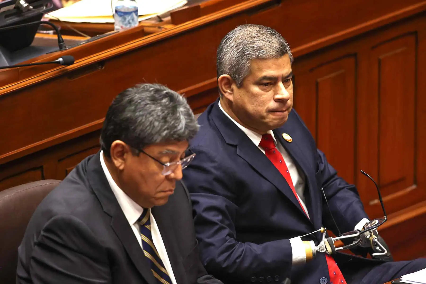 Presidente del Consejo de Ministros, Luis Galarreta, llegó a la sede del Parlamento junto al ministro de Economía y Finanzas, Elmer Cuba. Foto: ANDINA/ Juan Carlos Guzmán