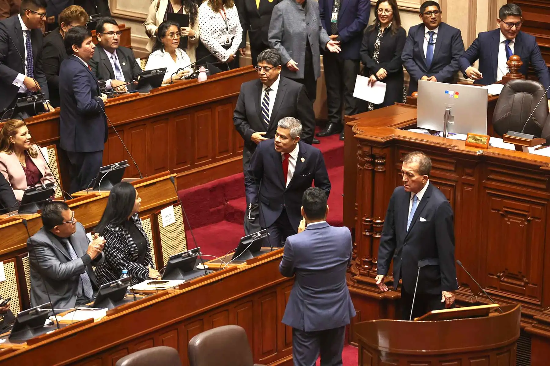 Presidente del Consejo de Ministros, Luis Galarreta, llegó a la sede del Parlamento junto al ministro de Economía y Finanzas, Elmer Cuba. Foto: ANDINA/ Juan Carlos Guzmán