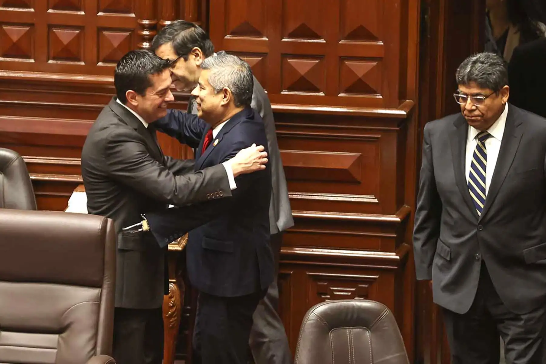 Presidente del Consejo de Ministros, Luis Galarreta, llegó a la sede del Parlamento junto al ministro de Economía y Finanzas, Elmer Cuba. Foto: ANDINA/ Juan Carlos Guzmán