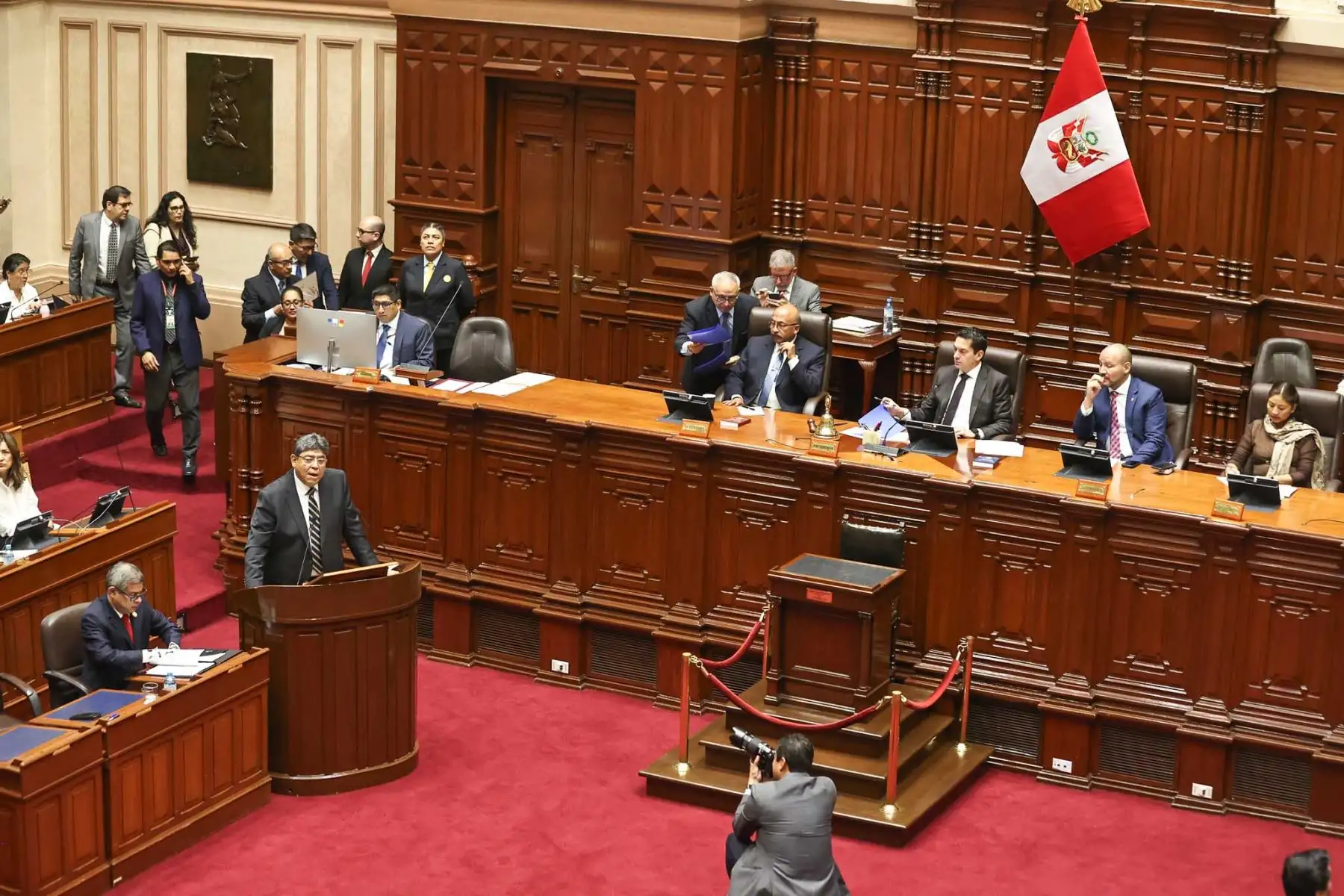 Ministro de Economía y Finanzas, Elmer Cuba, sustenta los proyectos de ley de presupuesto, endeudamiento y equilibrio financiero del sector público para el año fiscal 2027. Foto: ANDINA/ Juan Carlos Guzmán