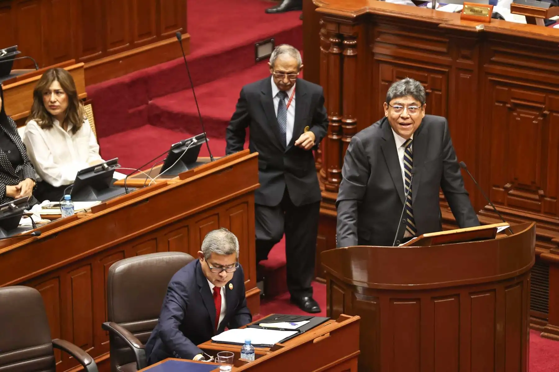 Ministro de Economía y Finanzas, Elmer Cuba, sustenta los proyectos de ley de presupuesto, endeudamiento y equilibrio financiero del sector público para el año fiscal 2027. Foto: ANDINA/ Juan Carlos Guzmán