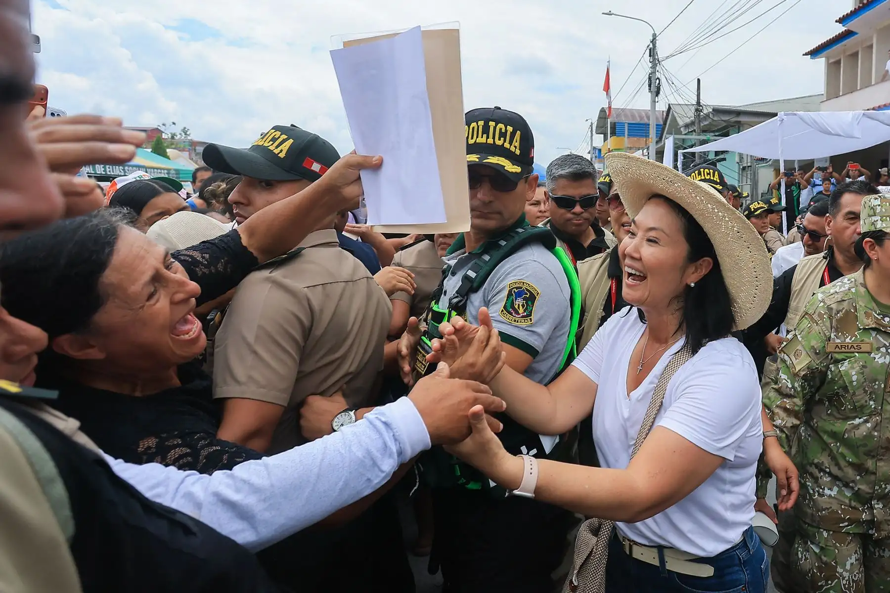 En Rioja, región San Martín, la presidenta Keiko Fujimori participó en la entrega de contratos para la compra de 2,364 toneladas de arroz a 200 pequeños productores y de 8,000 títulos de propiedad rural, como parte de las acciones para fortalecer el desarrollo agrario y la seguridad jurídica. Foto: ANDINA/Presidencia.