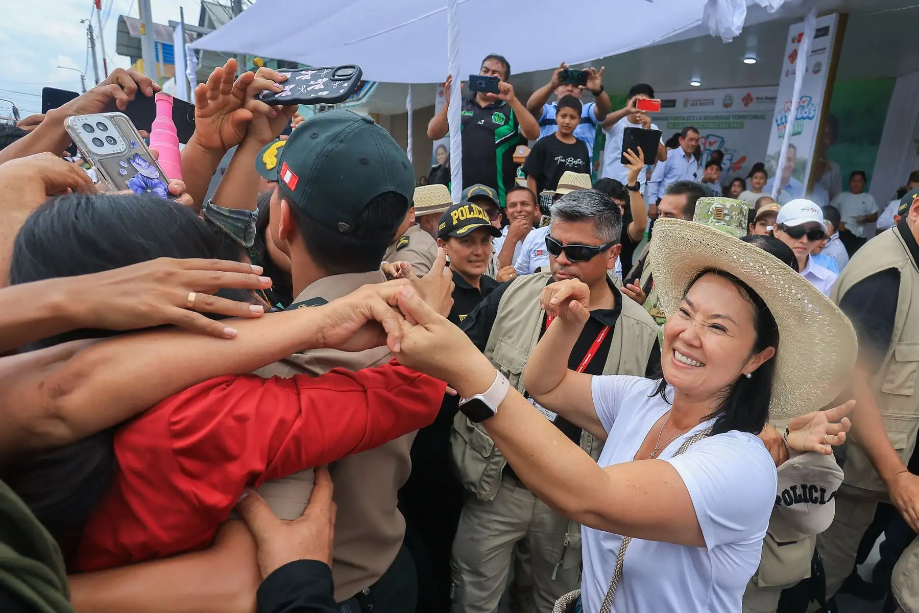 En Rioja, región San Martín, la presidenta Keiko Fujimori participó en la entrega de contratos para la compra de 2,364 toneladas de arroz a 200 pequeños productores y de 8,000 títulos de propiedad rural, como parte de las acciones para fortalecer el desarrollo agrario y la seguridad jurídica. Foto: ANDINA/Presidencia.