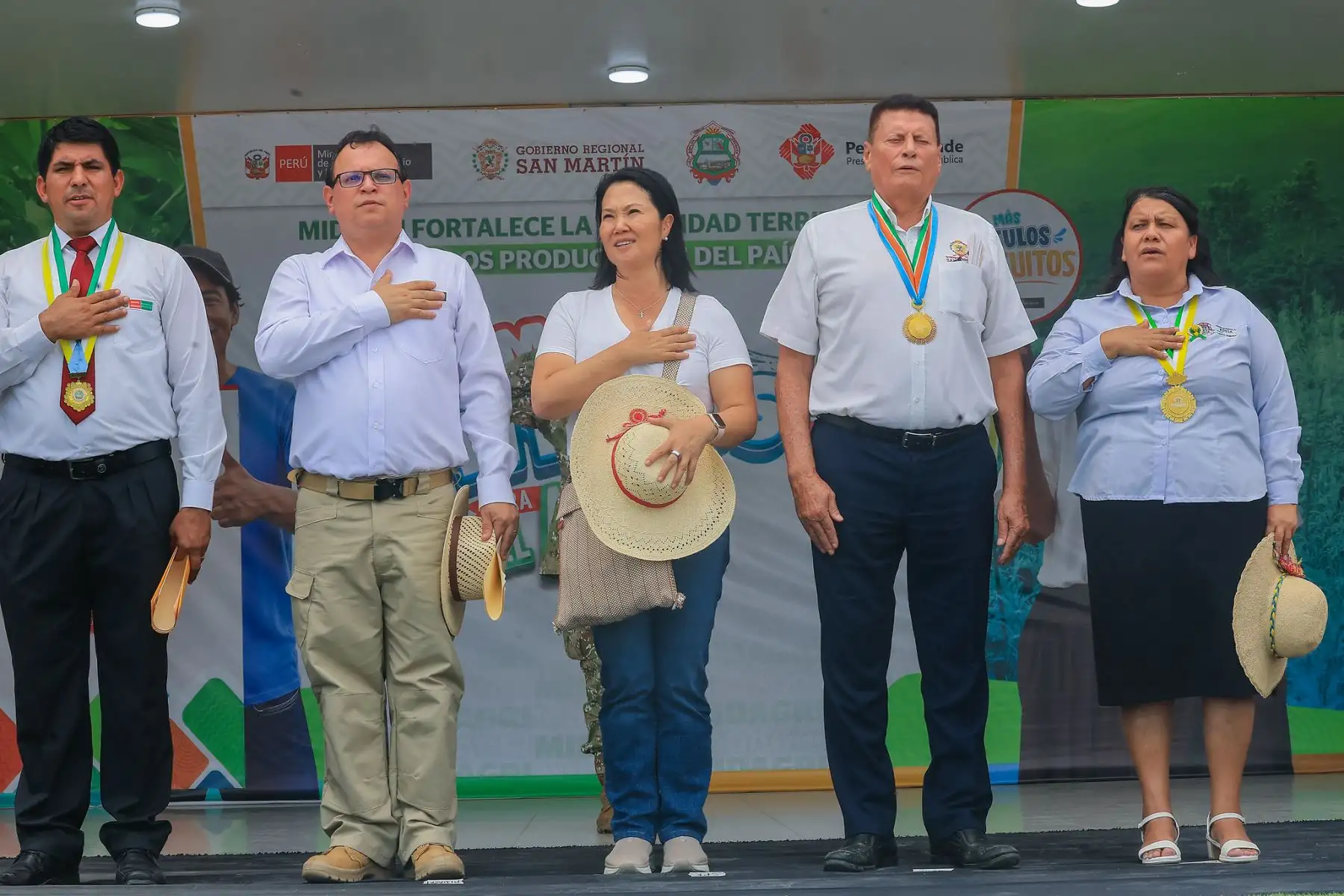 En Rioja, región San Martín, la presidenta Keiko Fujimori participó en la entrega de contratos para la compra de 2,364 toneladas de arroz a 200 pequeños productores y de 8,000 títulos de propiedad rural, como parte de las acciones para fortalecer el desarrollo agrario y la seguridad jurídica. Foto: ANDINA/Presidencia.