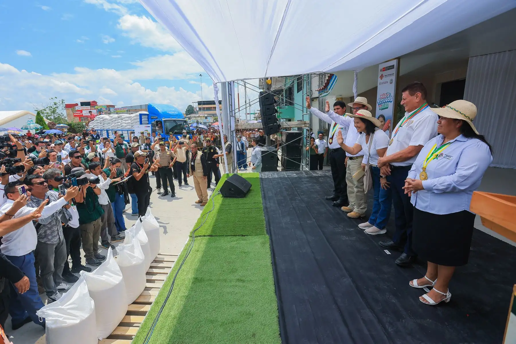 En Rioja, región San Martín, la presidenta Keiko Fujimori participó en la entrega de contratos para la compra de 2,364 toneladas de arroz a 200 pequeños productores y de 8,000 títulos de propiedad rural, como parte de las acciones para fortalecer el desarrollo agrario y la seguridad jurídica. Foto: ANDINA/Presidencia.