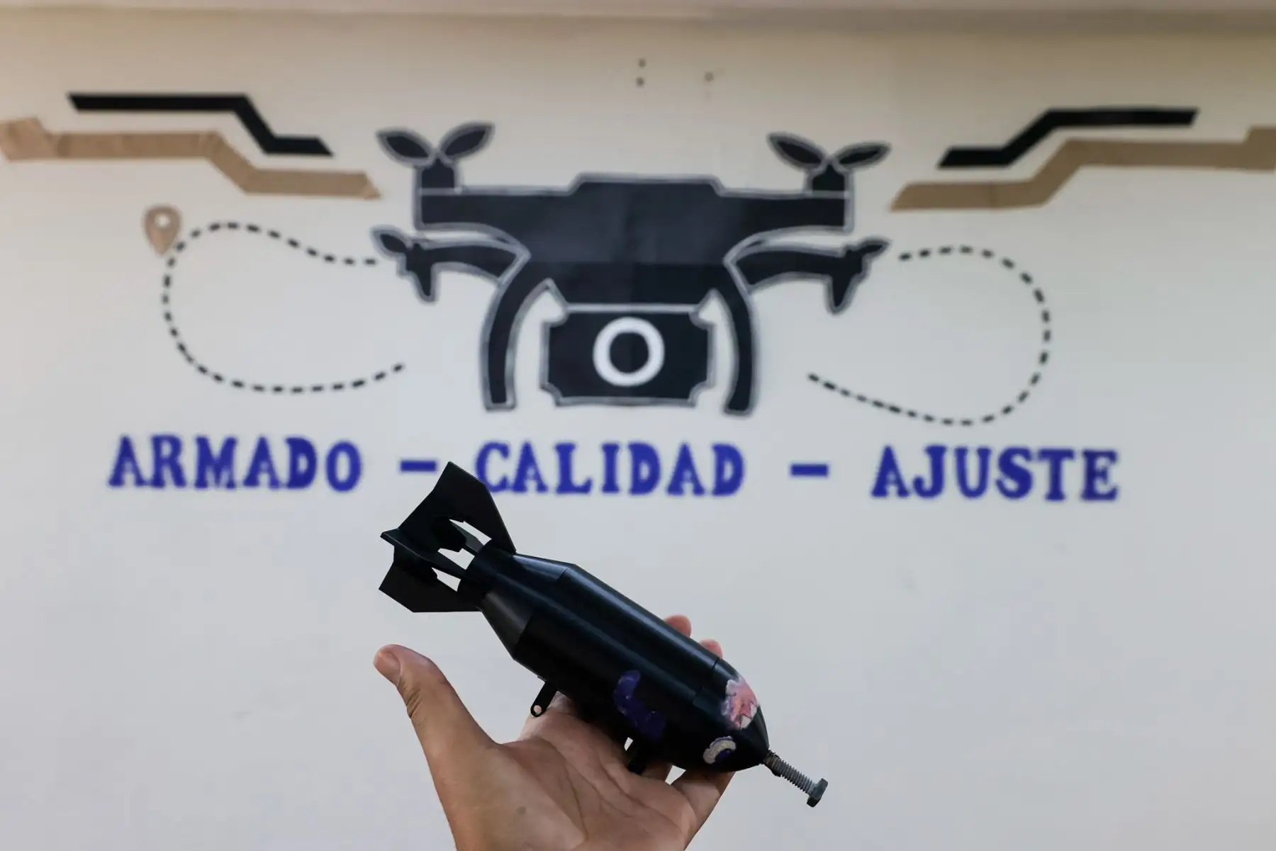 El proceso de enseñanza en drones incluye etapas de armado, control de calidad y ajuste, como parte de la preparación técnica de los futuros suboficiales. Foto: ANDINA/Liparraguirre.