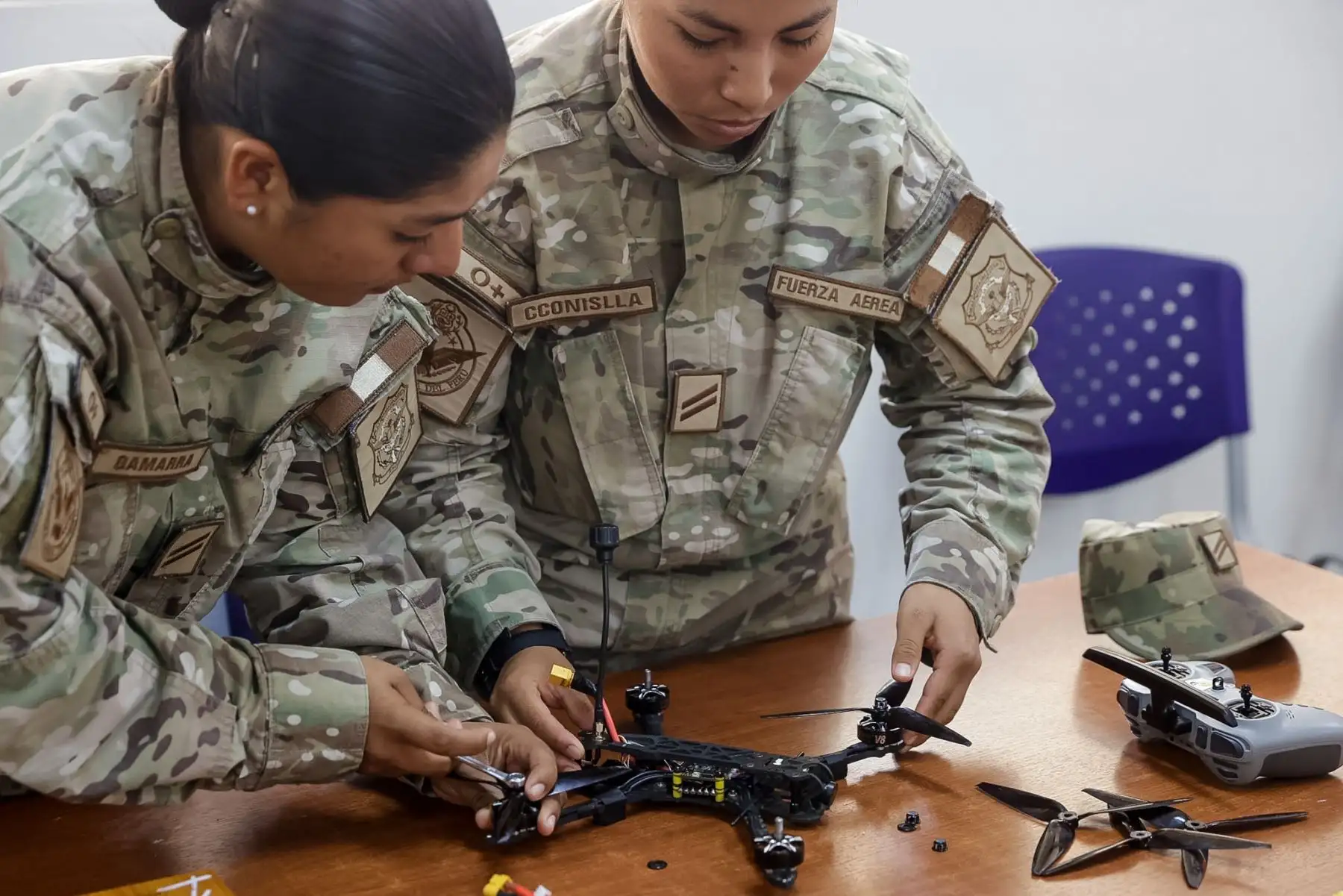 En el laboratorio de drones, los alumnos reciben instrucción en ensamblaje, armado y operación de equipos de entrenamiento. Foto: ANDINA/Liparraguirre.