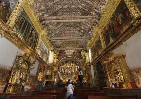 La impresionante iglesia San Pedro Apóstol de Andahuaylillas, conocida también como "La Sixtina de América", es la joya más preciada de la "Ruta del Barroco Andino" de Cusco y que será promovida para la visita de los turistas que arriben a la ciudad imperial por la llegada del papa León XIV en noviembre. ANDINA/Percy Hurtado Santillán