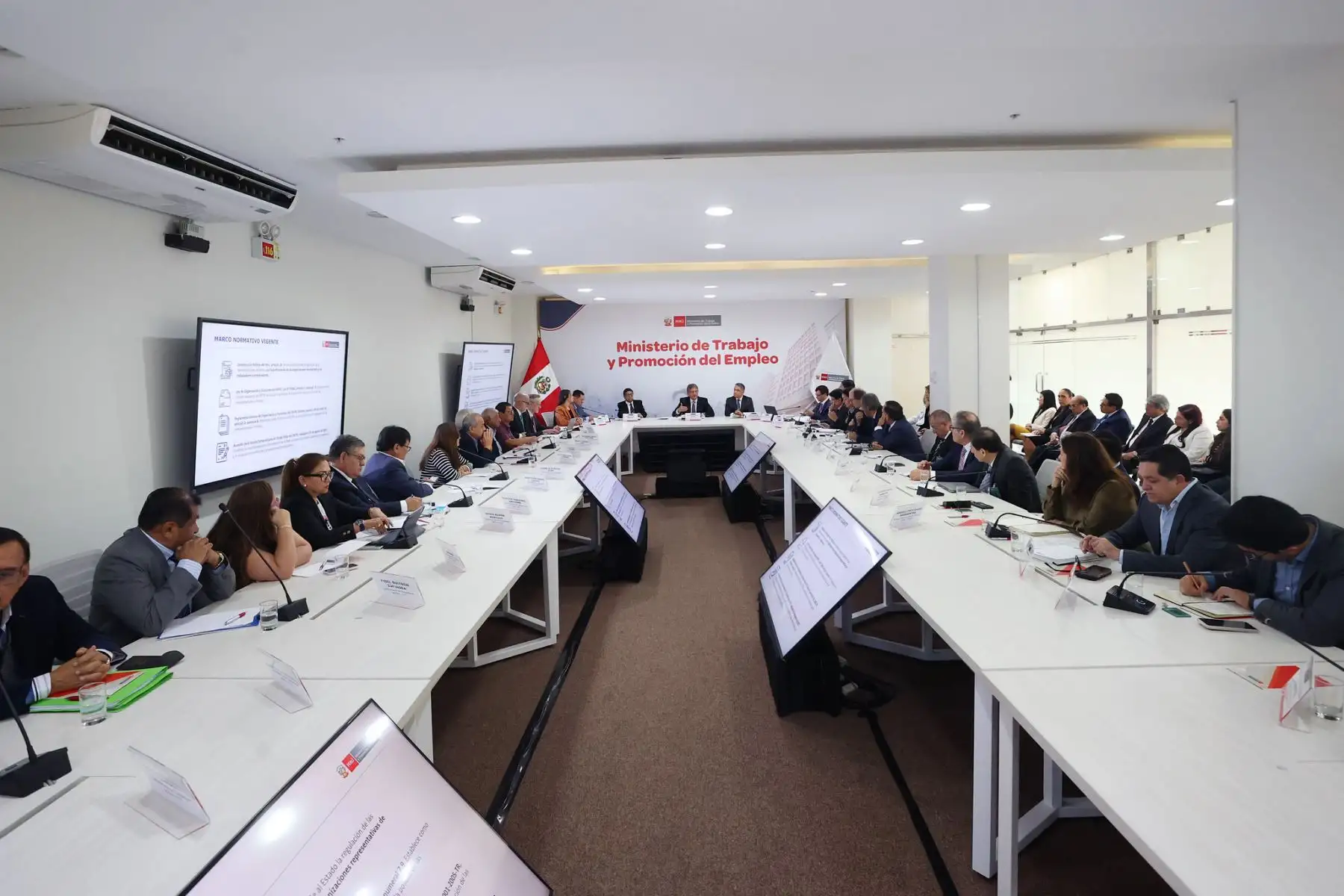 El pleno del CNTPE encargó a la Comisión Especial de Productividad y Salarios Mínimos formular una propuesta para institucionalizar la metodología de ajuste de la RMV. Foto: ANDINA/Difusión.