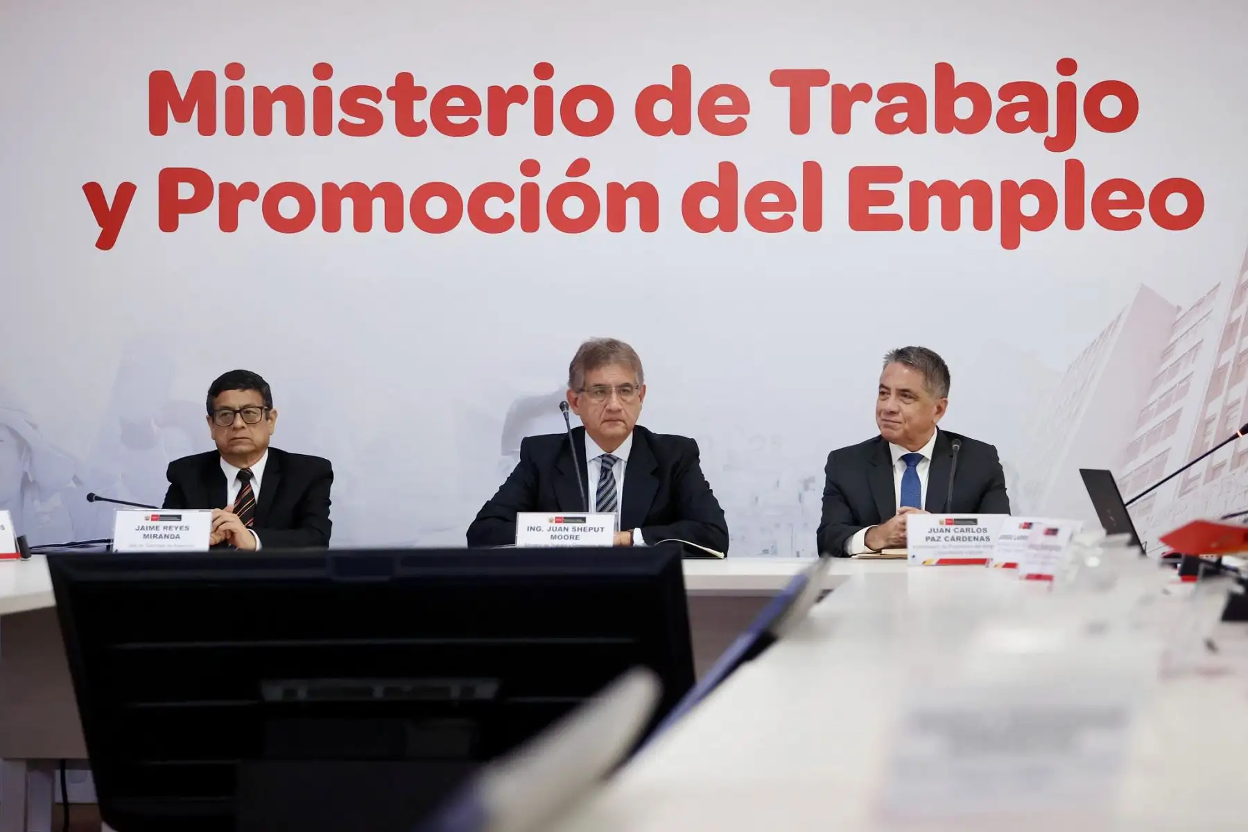 El ministro Juan Sheput señaló que continuará el diálogo para definir la fecha y la forma de aplicación del incremento de la RMV a S/ 1,300. Foto: ANDINA/Difusión.