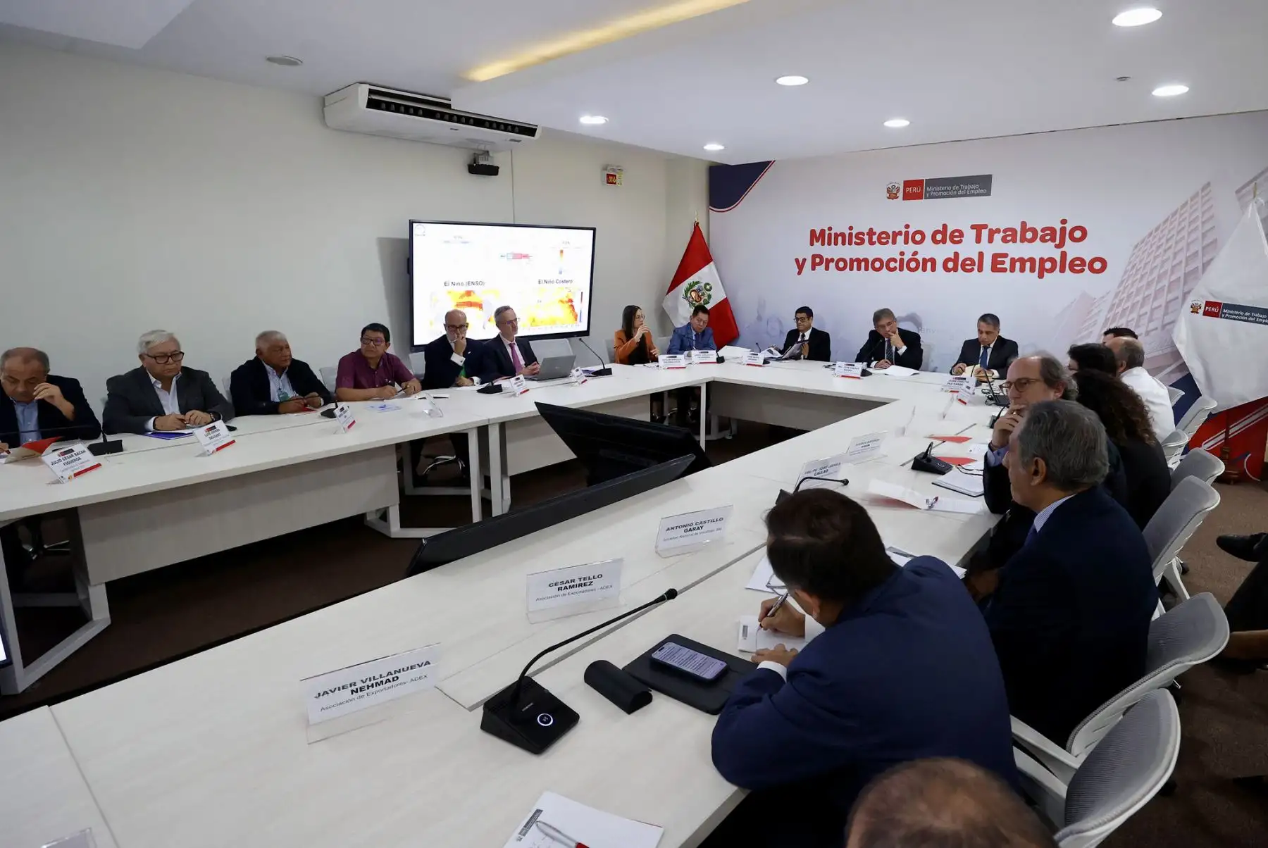 Durante la 49.ª Sesión Extraordinaria del CNTPE, representantes de trabajadores, empleadores y Gobierno coincidieron en la necesidad de aumentar la Remuneración Mínima Vital. Foto: ANDINA/Difusión.